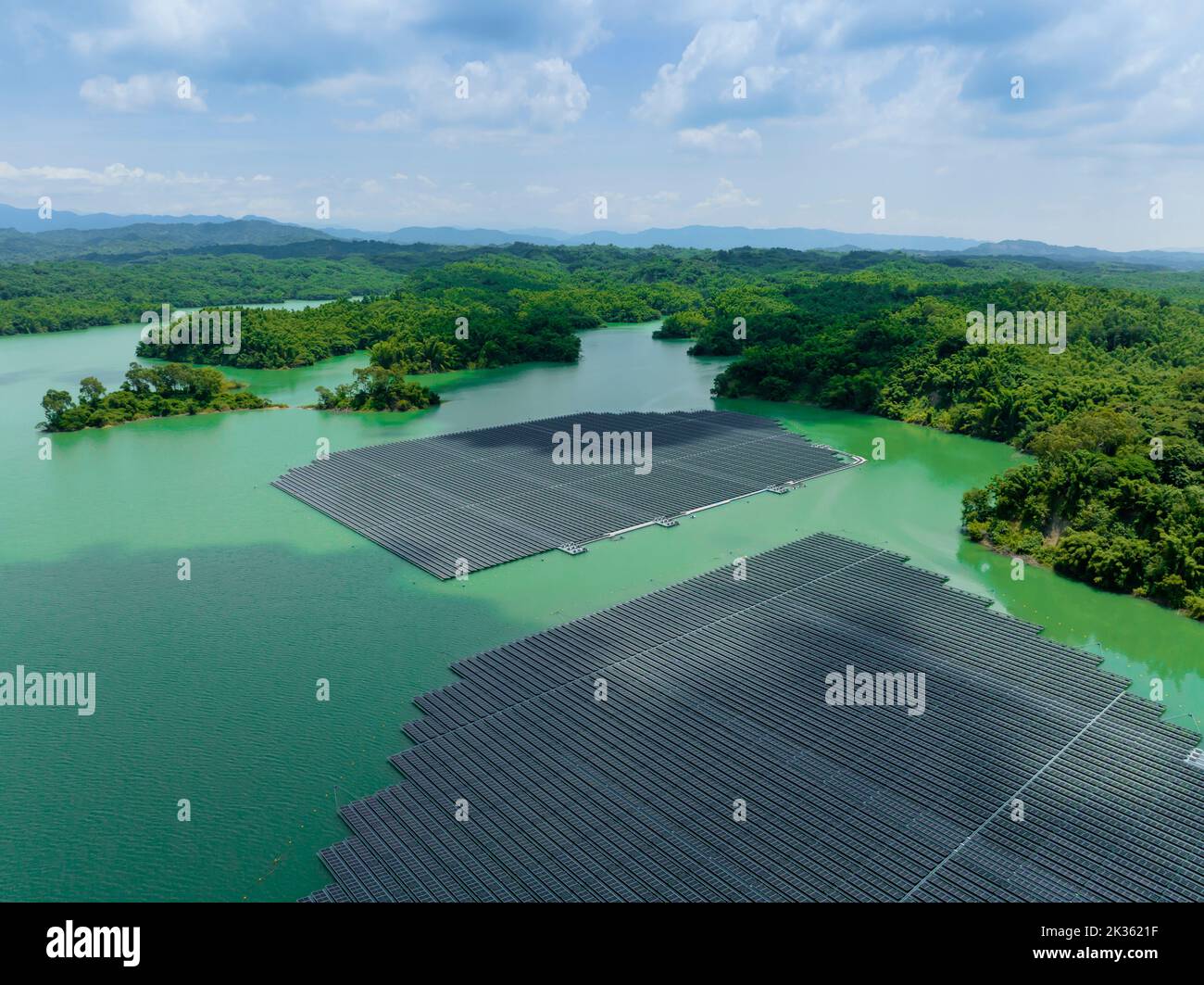 Vista aerea dall'alto dei pannelli solari o delle celle solari sulla boa galleggiante nel lago Foto Stock
