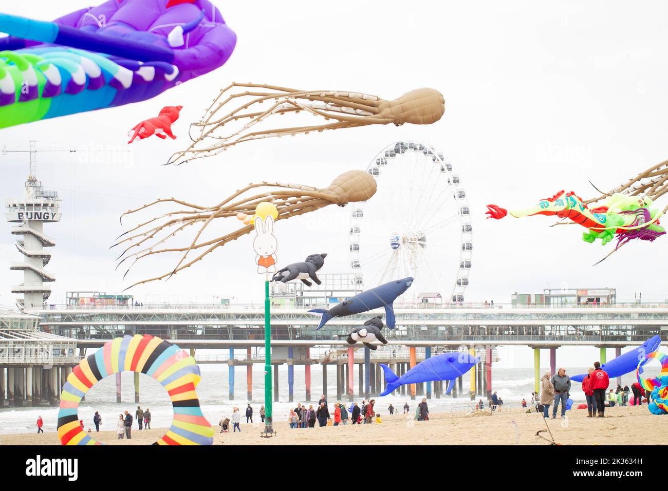 L'Aia, Paesi Bassi. 24th Set, 2022. Gli aquiloni sorvolano la spiaggia durante un festival di aquiloni a l'Aia, nei Paesi Bassi, il 24 settembre 2022. Credit: Sylvia Lederer/Xinhua/Alamy Live News Foto Stock