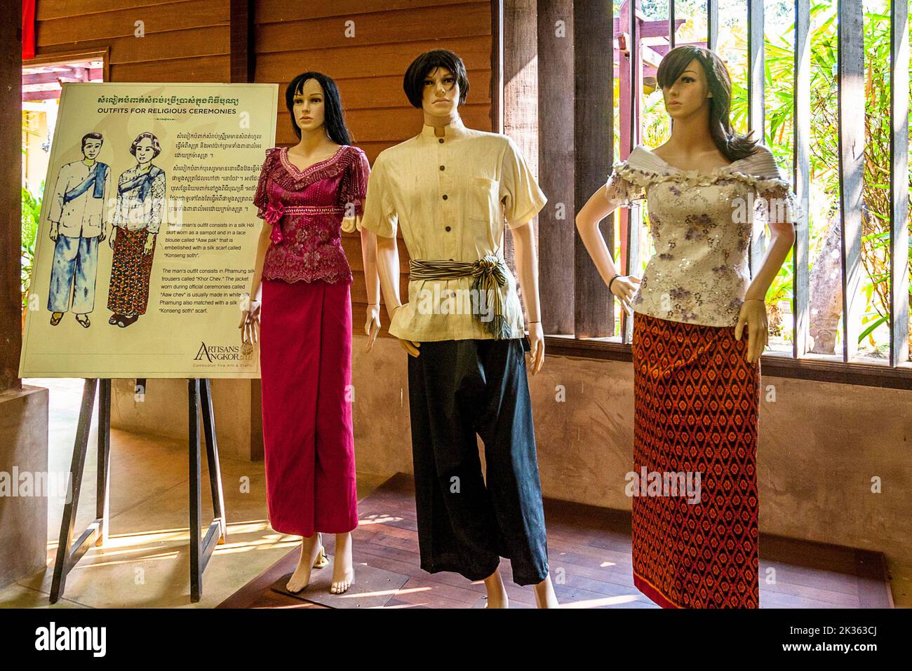 l'esposizione di abbigliamento in seta mostra il prodotto finale di gonna, top, vestito in seta. Foto Stock