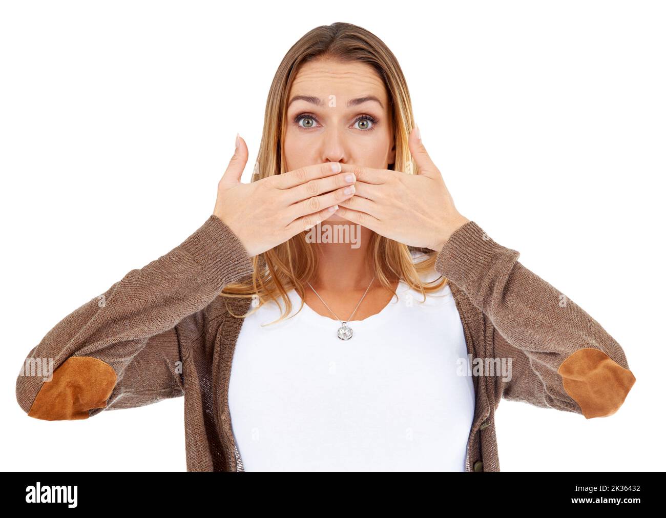 Scandaloso. Ritratto di una giovane donna attraente che copre la bocca in shock. Foto Stock