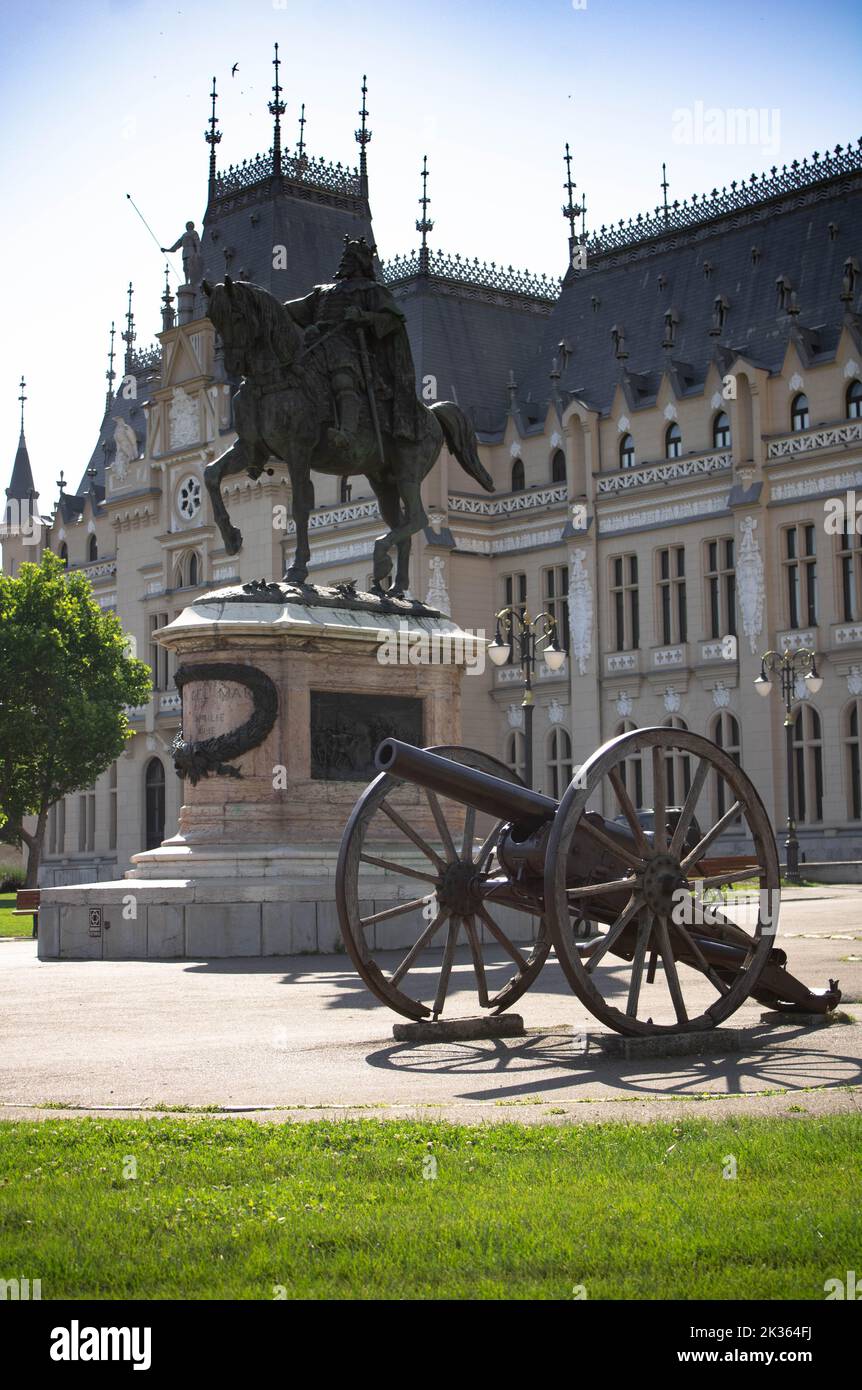 Uno scatto verticale di un cannone e la statua di Stefan il Grande, di fronte al Palazzo della Cultura, Iasi Foto Stock