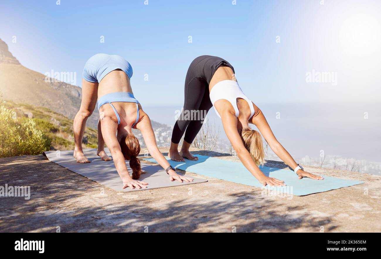 Yoga, donne e stretching in montagna per rilassarsi fitness, esercizio fisico e formazione in Sud Africa. Amici, persone e zen yoga in corpo benessere Foto Stock