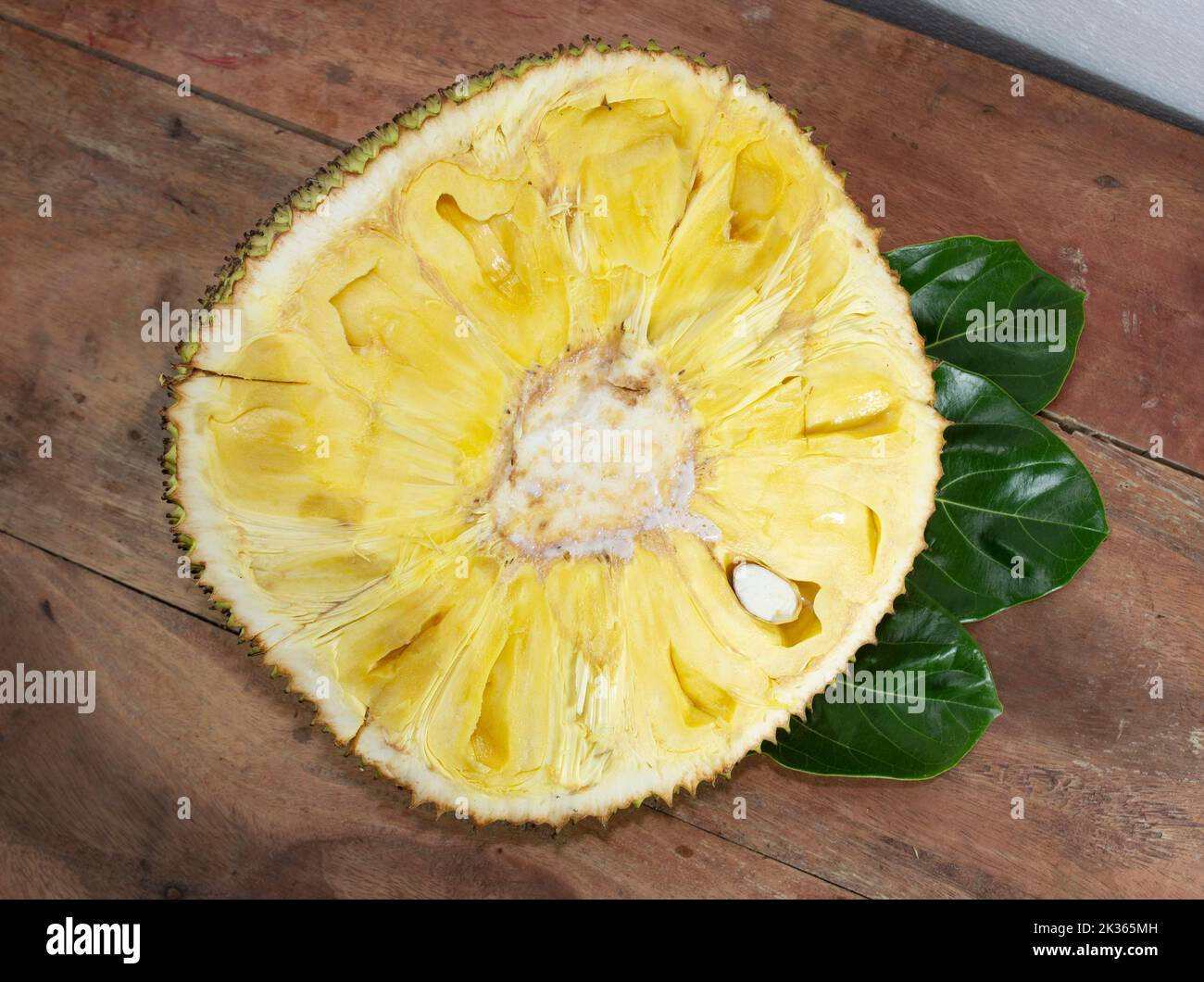 Frutta di Jackfruit su sfondo di legno. Frutta estiva popolare in Asia. Foto Stock