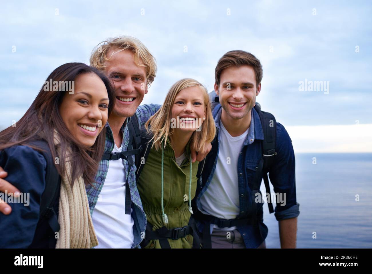 Vista sulle vacanze. Un gruppo di giovani felici in piedi insieme all'aperto. Foto Stock