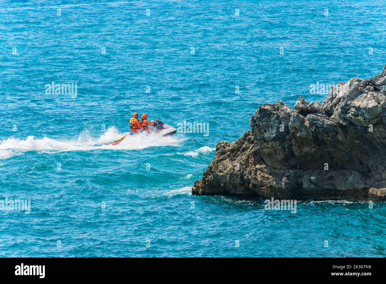 Pattugliamento dei vigili del fuoco (Vigili del fuoco) a bordo di una moto d'acqua, Mar Mediterraneo, Golfo di la Spezia, Liguria, Italia, Europa. Foto Stock