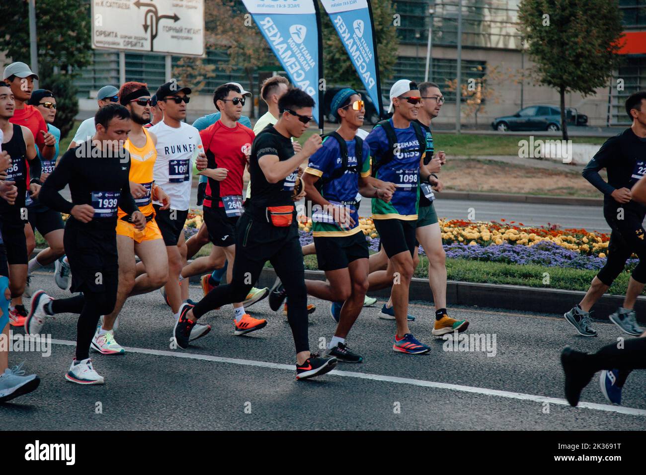 Kazakistan, Almaty-25 settembre 2022: Maratona di Almaty. La gente corre lungo un ampio viale Foto Stock