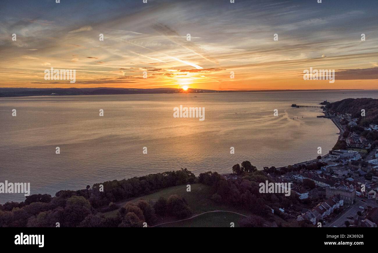 Swansea, Regno Unito. 25th Set, 2022. Il sole d'autunno sorge sull'acqua dal piccolo villaggio di Mumbles, Swansea questa mattina all'inizio della giornata. Credit: Phil Rees/Alamy Live News Foto Stock