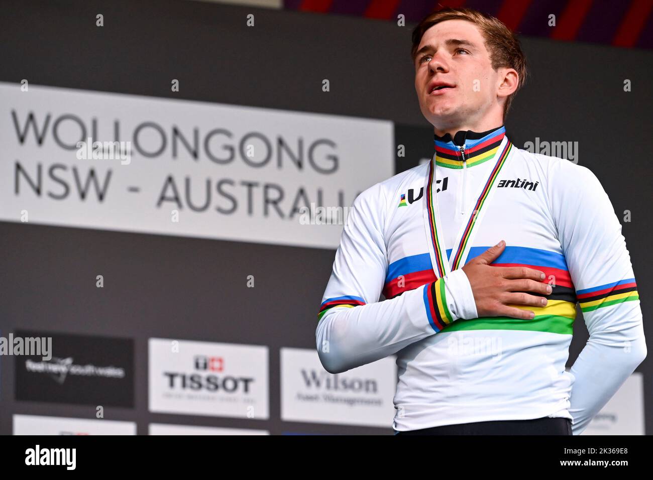 Il belga Remco Evenepoel festeggia sul podio con la medaglia d'oro e la maglia arcobaleno dopo aver vinto la gara d'élite maschile ai Campionati del mondo UCI Road Cycling 2022, a Wollongong, Australia, domenica 25 settembre 2022. I Mondi si svolgono dal 18 al 25 settembre. FOTO DI BELGA DIRK WAEM Foto Stock