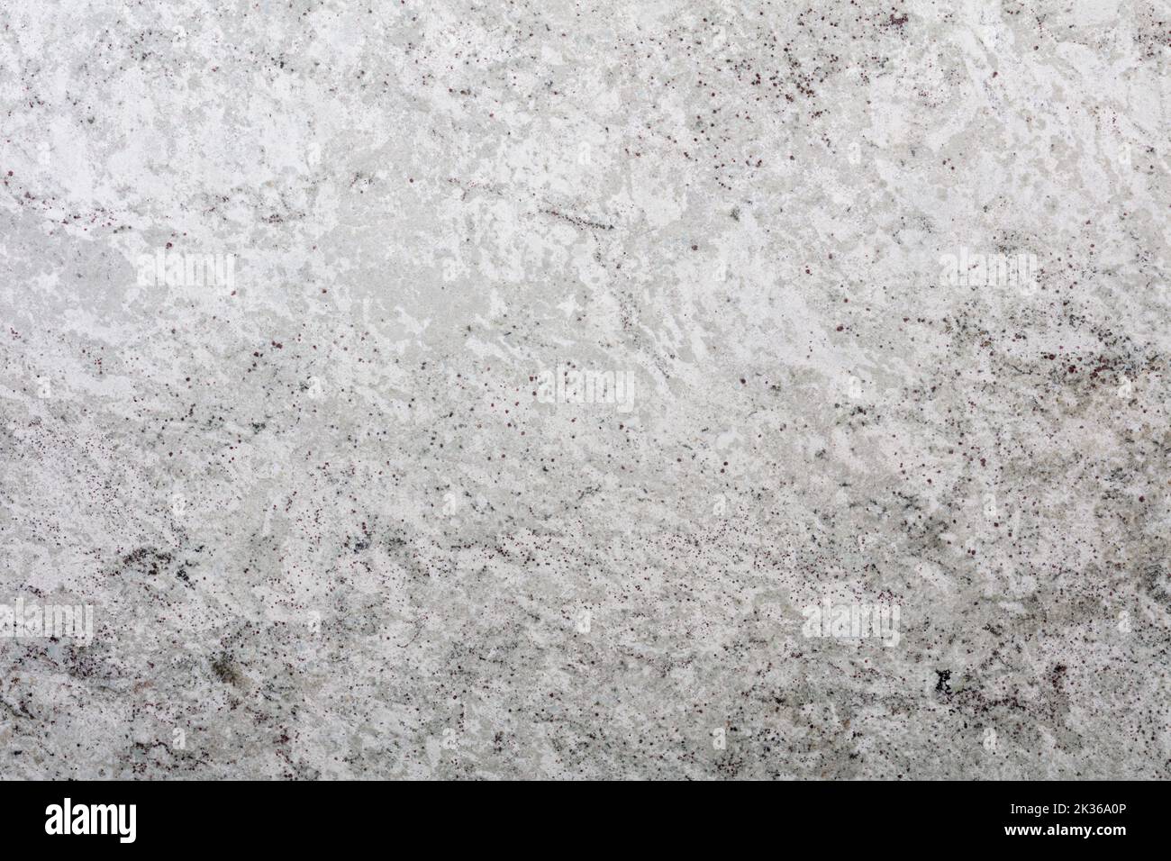 Sfondo bianco granito coloniale, texture leggera per il tuo interno naturale. Foto lastra. Morbido motivo in pietra italiana opaca grigio chiaro per la casa esterna Foto Stock