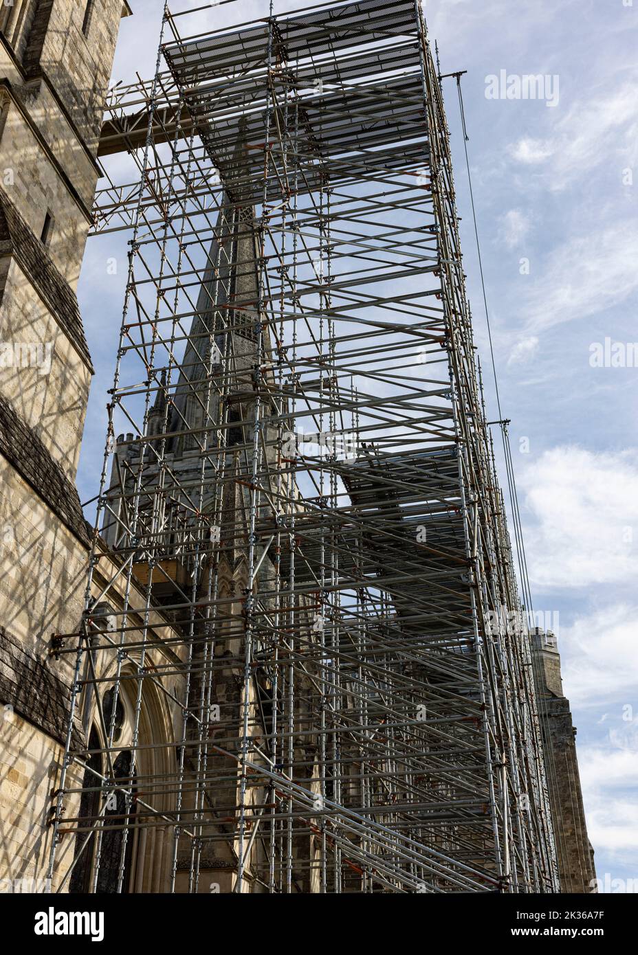 La guglia della Cattedrale di Chichester vista attraverso l'impalcatura dei lavori di costruzione della Cattedrale Foto Stock