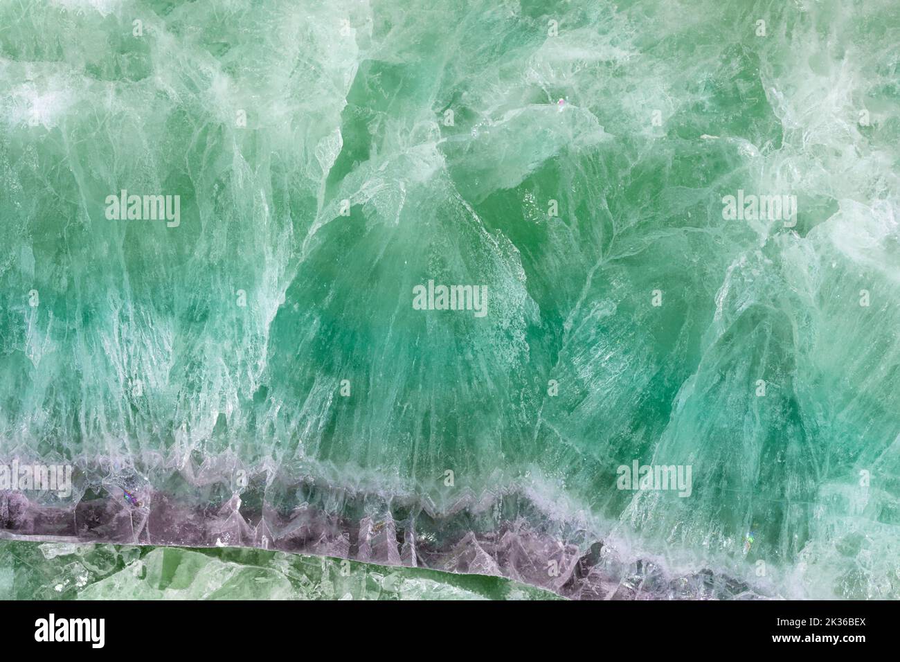 Fluorite verde. Sfondo gemma. Motivo minerale naturale opaco semi prezioso. Struttura in pietra semipreziosa, parete in ceramica, piastrelle digitali per pavimenti Foto Stock