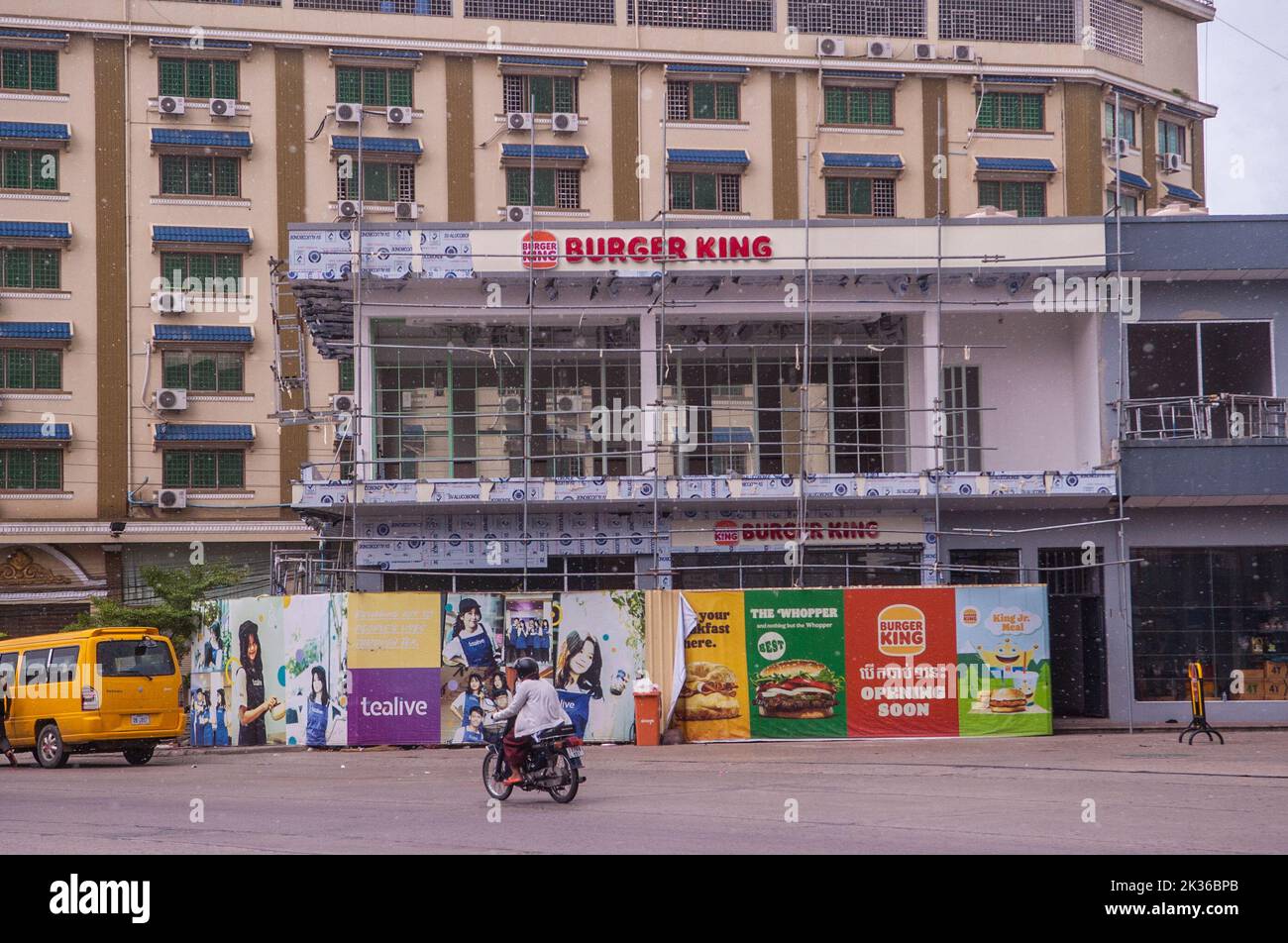 Un Burger King in costruzione. Stueng Meanchey, Phnom Penh, Cambogia. 25th settembre 2022. © Kraig Lieb Foto Stock