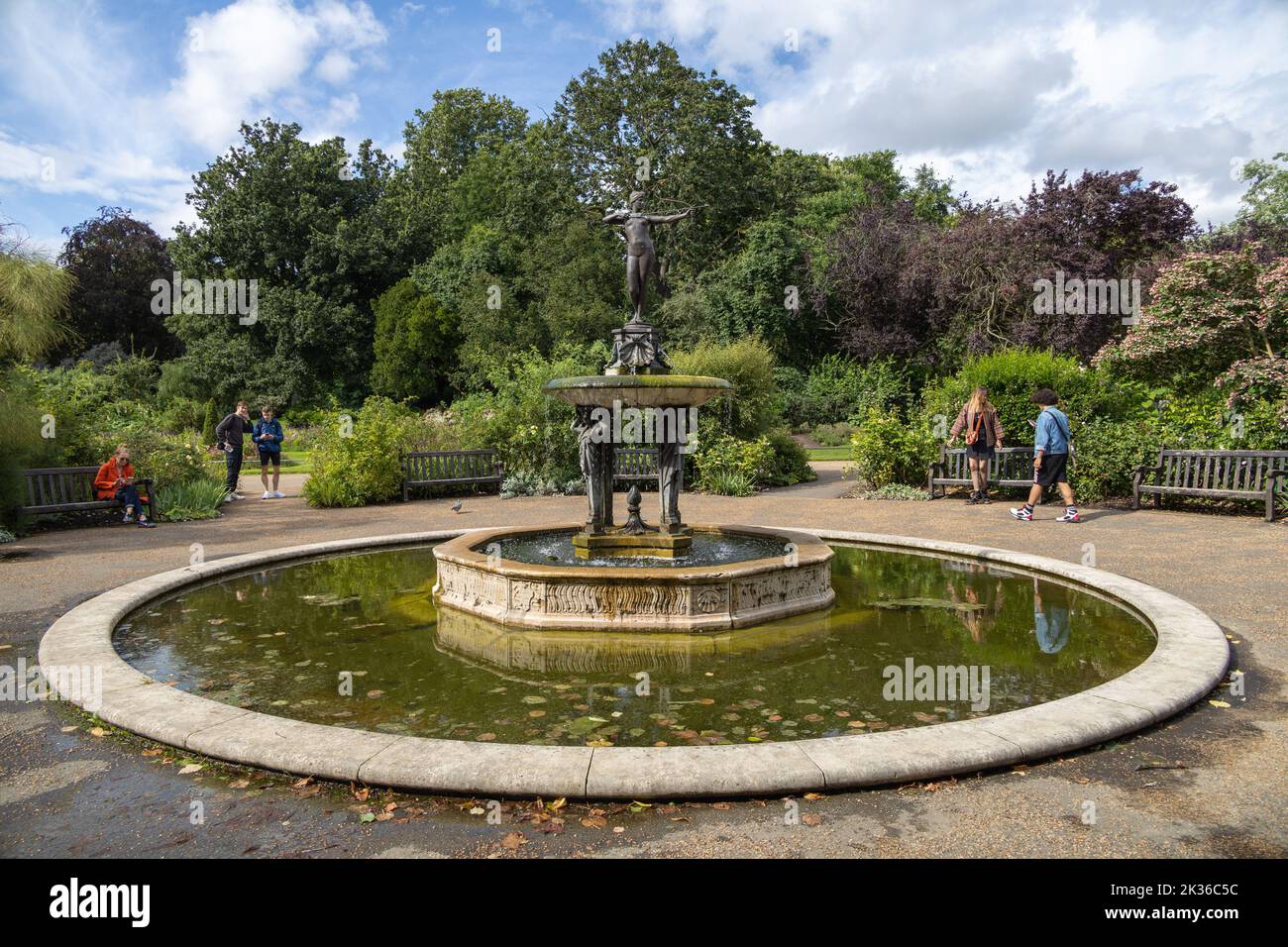 Hyde Park London, la Fontana della Cacciatrice che ospita una statua di Diana, la dea della caccia, che spara una freccia. Foto Stock