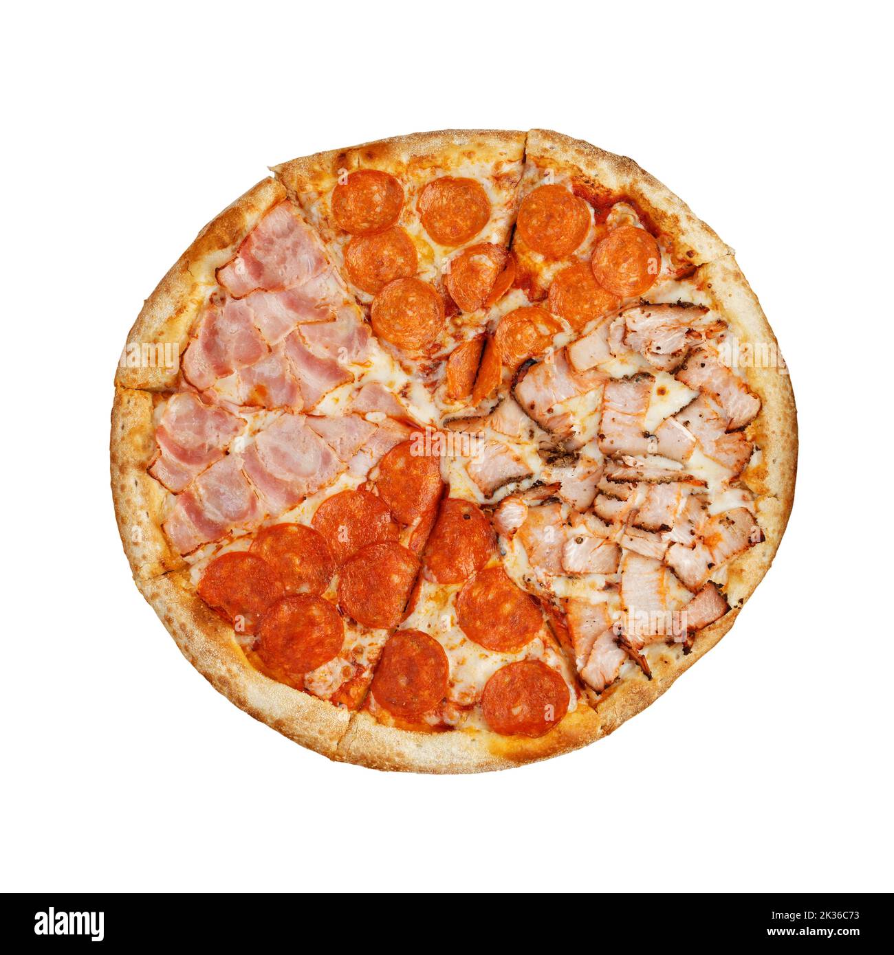 Pizza assortita con peperoni, carne di tacchino e pancetta iisolata sul bianco. Foto Stock