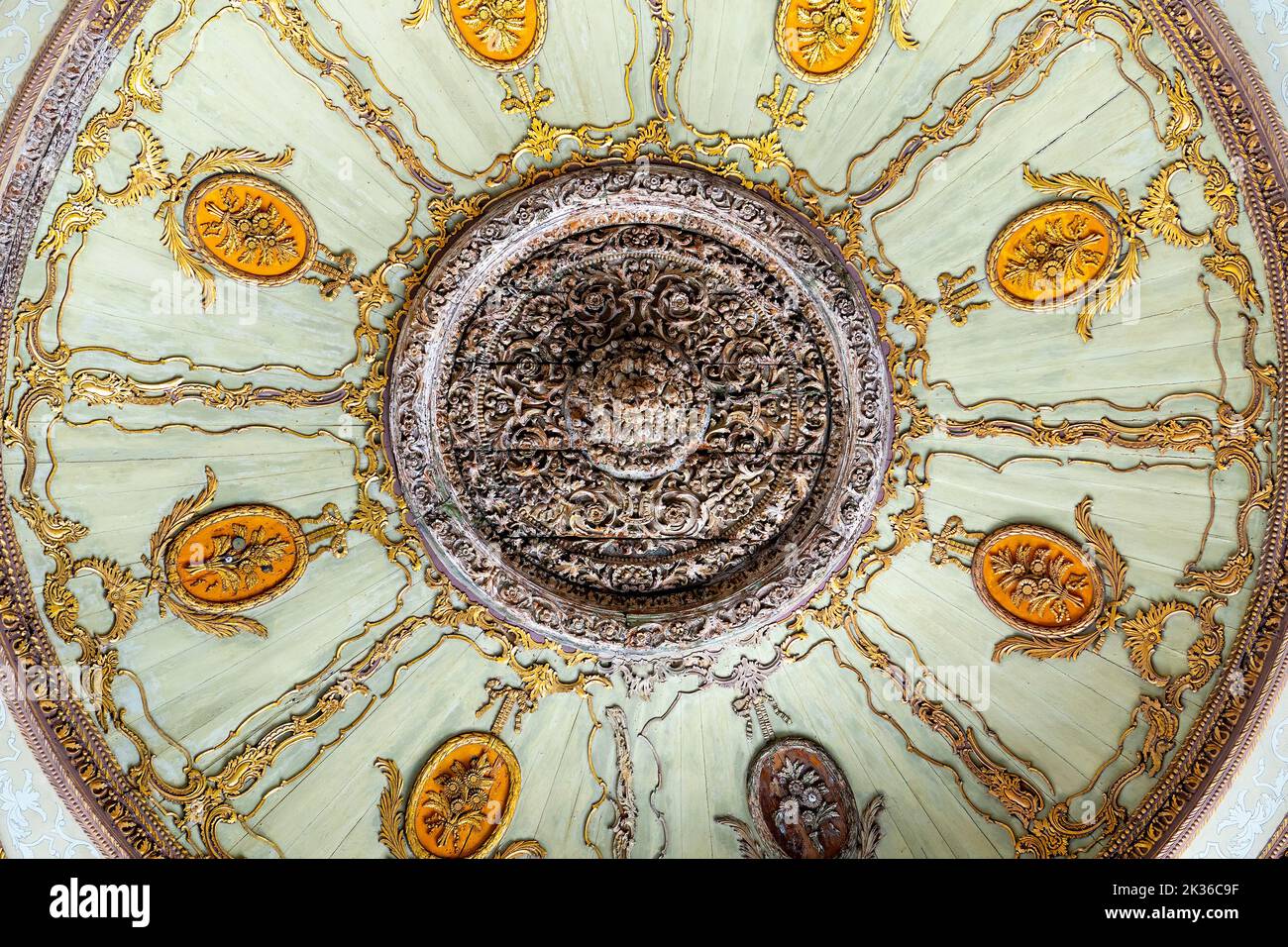 Mostra la cupola interna di una moschea. Foto Stock