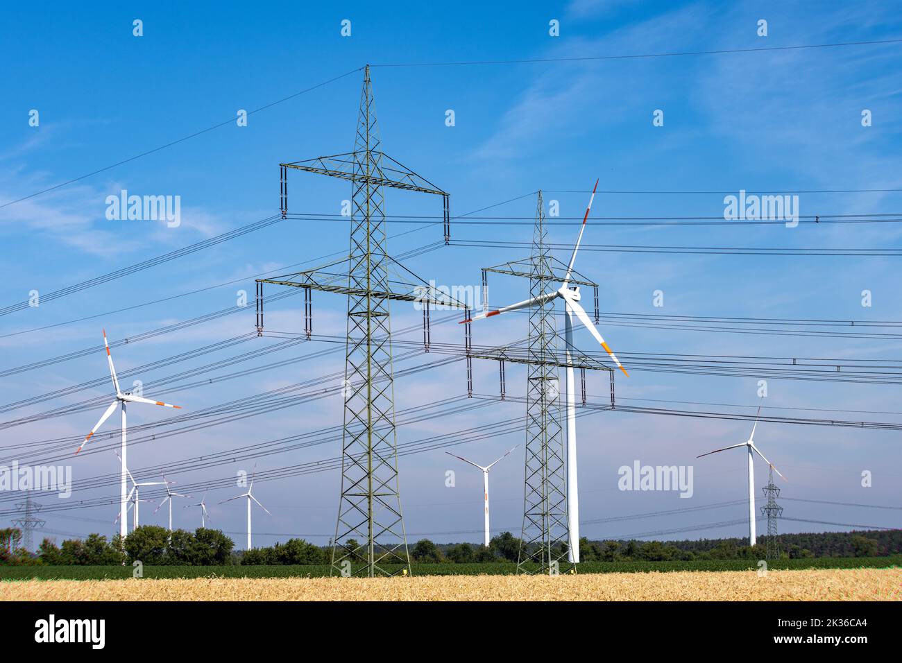 Linee elettriche, piloni e turbine eoliche visti in Germania Foto Stock