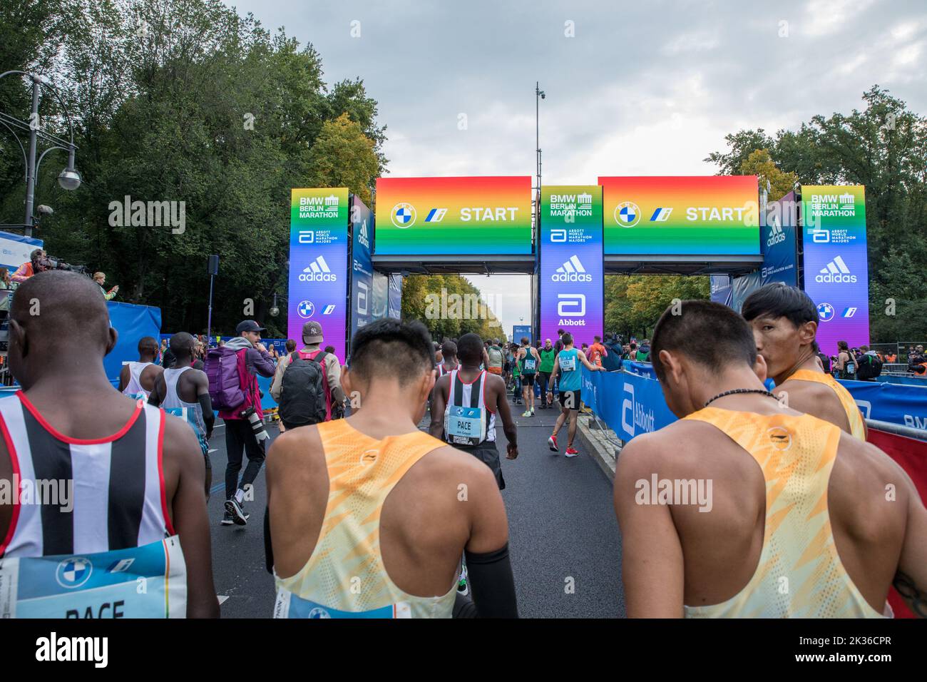 La gara si è tenuta per la prima volta nell'ottobre 1974 come la Maratona popolare di Berlino ed è ora l'evento di maratona più partecipativo della Germania. Più di 45.000 corridori di 157 nazioni diverse hanno partecipato alla maratona. Il corso della Maratona di Berlino del 48th era cambiato solo leggermente rispetto allo scorso anno. L'area di partenza e di arrivo era sulla Strasse des 17. Juni come al solito. Da lì, si dirigeva verso nord passando per Ernst-Reuter-Platz fino ad Alt-Moabit e poi verso est passando per otto-von-Bismarck-Allee, Reinhardstrasse, Torstrasse e Karl-Marx-Allee fino a Strausberger Platz. Il percorso proseguì poi verso sud lungo Lichtenberg Foto Stock