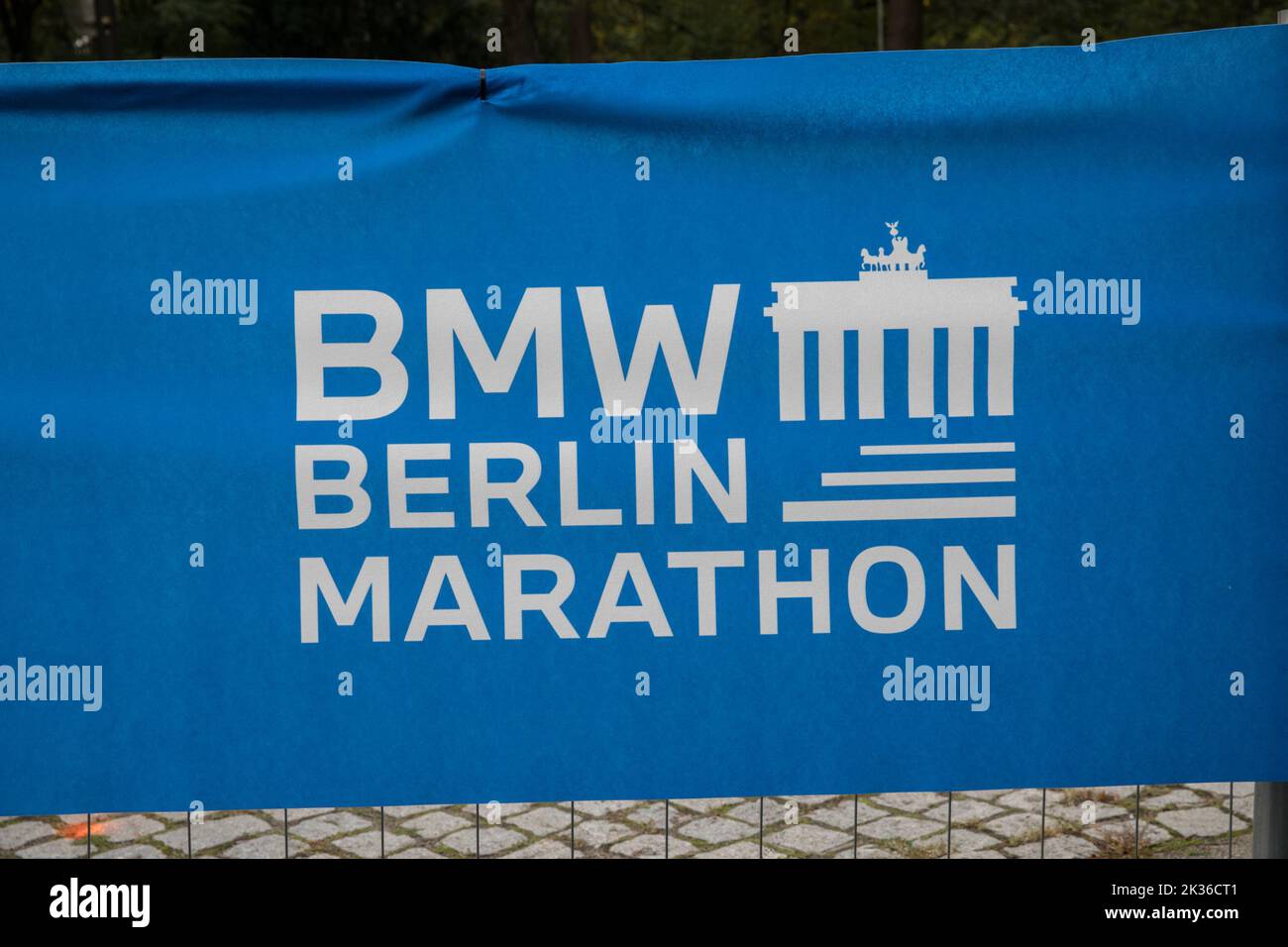 La gara si è tenuta per la prima volta nell'ottobre 1974 come la Maratona popolare di Berlino ed è ora l'evento di maratona più partecipativo della Germania. Più di 45.000 corridori di 157 nazioni diverse hanno partecipato alla maratona. Il corso della Maratona di Berlino del 48th era cambiato solo leggermente rispetto allo scorso anno. L'area di partenza e di arrivo era sulla Strasse des 17. Juni come al solito. Da lì, si dirigeva verso nord passando per Ernst-Reuter-Platz fino ad Alt-Moabit e poi verso est passando per otto-von-Bismarck-Allee, Reinhardstrasse, Torstrasse e Karl-Marx-Allee fino a Strausberger Platz. Il percorso proseguì poi verso sud lungo Lichtenberg Foto Stock