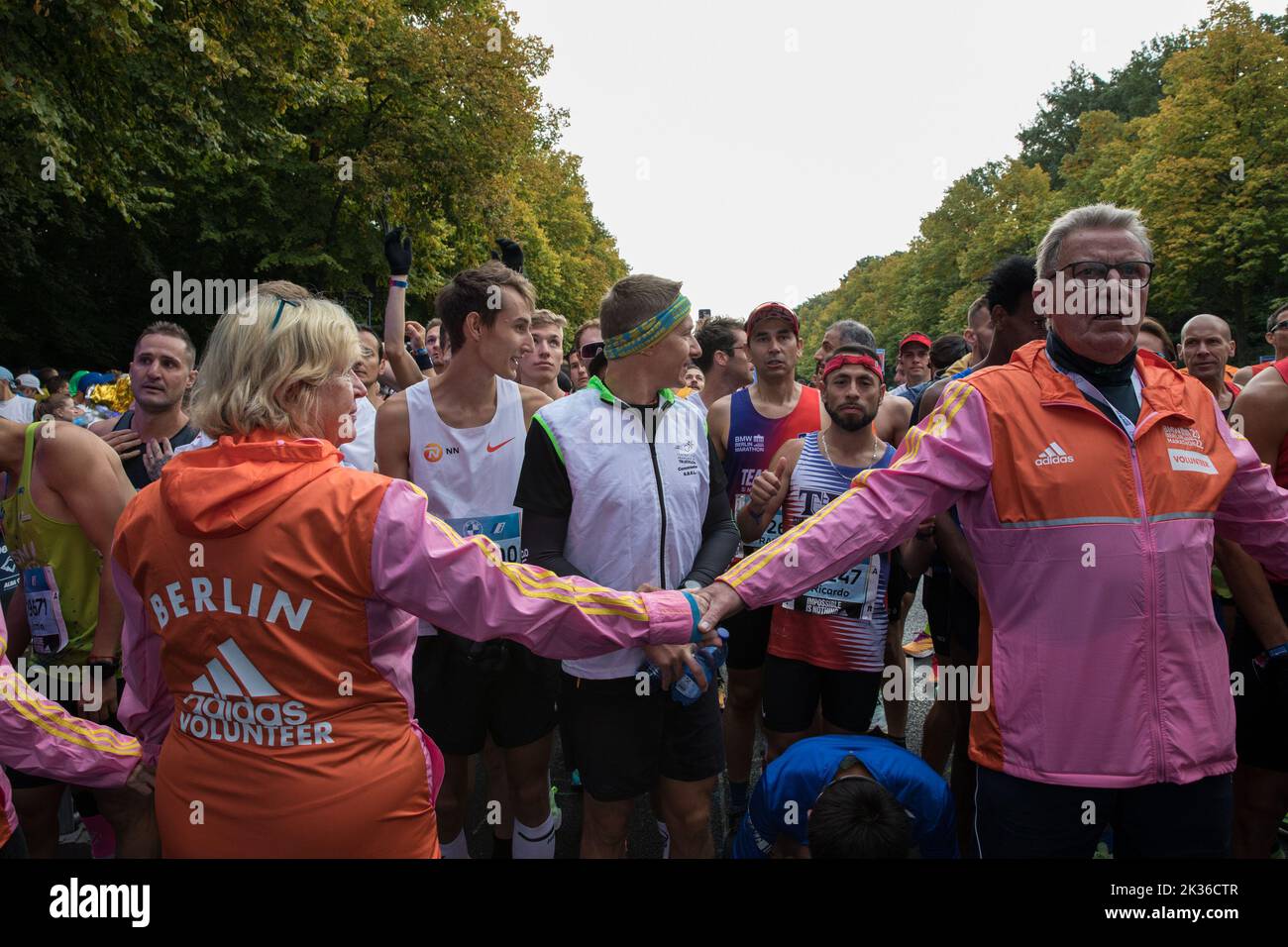 La gara si è tenuta per la prima volta nell'ottobre 1974 come la Maratona popolare di Berlino ed è ora l'evento di maratona più partecipativo della Germania. Più di 45.000 corridori di 157 nazioni diverse hanno partecipato alla maratona. Il corso della Maratona di Berlino del 48th era cambiato solo leggermente rispetto allo scorso anno. L'area di partenza e di arrivo era sulla Strasse des 17. Juni come al solito. Da lì, si dirigeva verso nord passando per Ernst-Reuter-Platz fino ad Alt-Moabit e poi verso est passando per otto-von-Bismarck-Allee, Reinhardstrasse, Torstrasse e Karl-Marx-Allee fino a Strausberger Platz. Il percorso proseguì poi verso sud lungo Lichtenberg Foto Stock