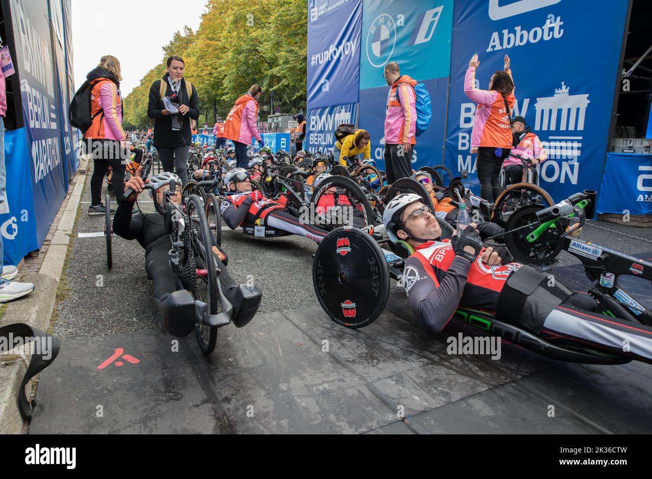 La gara si è tenuta per la prima volta nell'ottobre 1974 come la Maratona popolare di Berlino ed è ora l'evento di maratona più partecipativo della Germania. Più di 45.000 corridori di 157 nazioni diverse hanno partecipato alla maratona. Il corso della Maratona di Berlino del 48th era cambiato solo leggermente rispetto allo scorso anno. L'area di partenza e di arrivo era sulla Strasse des 17. Juni come al solito. Da lì, si dirigeva verso nord passando per Ernst-Reuter-Platz fino ad Alt-Moabit e poi verso est passando per otto-von-Bismarck-Allee, Reinhardstrasse, Torstrasse e Karl-Marx-Allee fino a Strausberger Platz. Il percorso proseguì poi verso sud lungo Lichtenberg Foto Stock