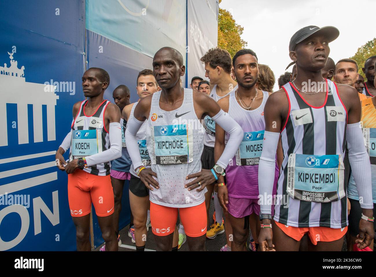 La gara si è tenuta per la prima volta nell'ottobre 1974 come la Maratona popolare di Berlino ed è ora l'evento di maratona più partecipativo della Germania. Più di 45.000 corridori di 157 nazioni diverse hanno partecipato alla maratona. Il corso della Maratona di Berlino del 48th era cambiato solo leggermente rispetto allo scorso anno. L'area di partenza e di arrivo era sulla Strasse des 17. Juni come al solito. Da lì, si dirigeva verso nord passando per Ernst-Reuter-Platz fino ad Alt-Moabit e poi verso est passando per otto-von-Bismarck-Allee, Reinhardstrasse, Torstrasse e Karl-Marx-Allee fino a Strausberger Platz. Il percorso proseguì poi verso sud lungo Lichtenberg Foto Stock
