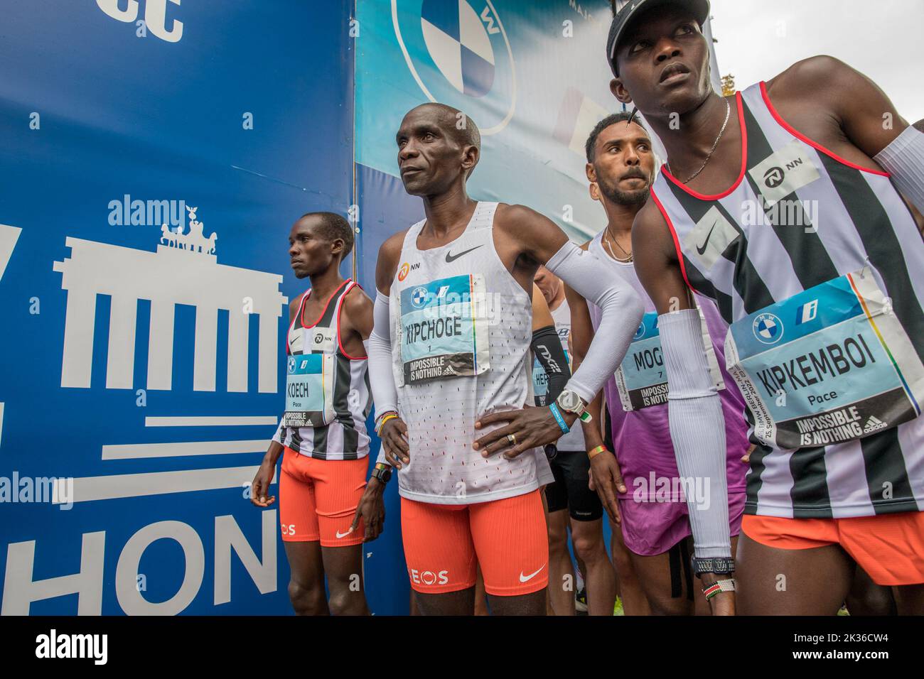 La gara si è tenuta per la prima volta nell'ottobre 1974 come la Maratona popolare di Berlino ed è ora l'evento di maratona più partecipativo della Germania. Più di 45.000 corridori di 157 nazioni diverse hanno partecipato alla maratona. Il corso della Maratona di Berlino del 48th era cambiato solo leggermente rispetto allo scorso anno. L'area di partenza e di arrivo era sulla Strasse des 17. Juni come al solito. Da lì, si dirigeva verso nord passando per Ernst-Reuter-Platz fino ad Alt-Moabit e poi verso est passando per otto-von-Bismarck-Allee, Reinhardstrasse, Torstrasse e Karl-Marx-Allee fino a Strausberger Platz. Il percorso proseguì poi verso sud lungo Lichtenberg Foto Stock