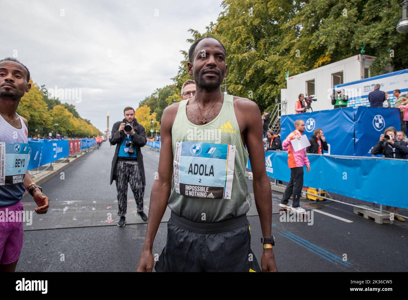 La gara si è tenuta per la prima volta nell'ottobre 1974 come la Maratona popolare di Berlino ed è ora l'evento di maratona più partecipativo della Germania. Più di 45.000 corridori di 157 nazioni diverse hanno partecipato alla maratona. Il corso della Maratona di Berlino del 48th era cambiato solo leggermente rispetto allo scorso anno. L'area di partenza e di arrivo era sulla Strasse des 17. Juni come al solito. Da lì, si dirigeva verso nord passando per Ernst-Reuter-Platz fino ad Alt-Moabit e poi verso est passando per otto-von-Bismarck-Allee, Reinhardstrasse, Torstrasse e Karl-Marx-Allee fino a Strausberger Platz. Il percorso proseguì poi verso sud lungo Lichtenberg Foto Stock