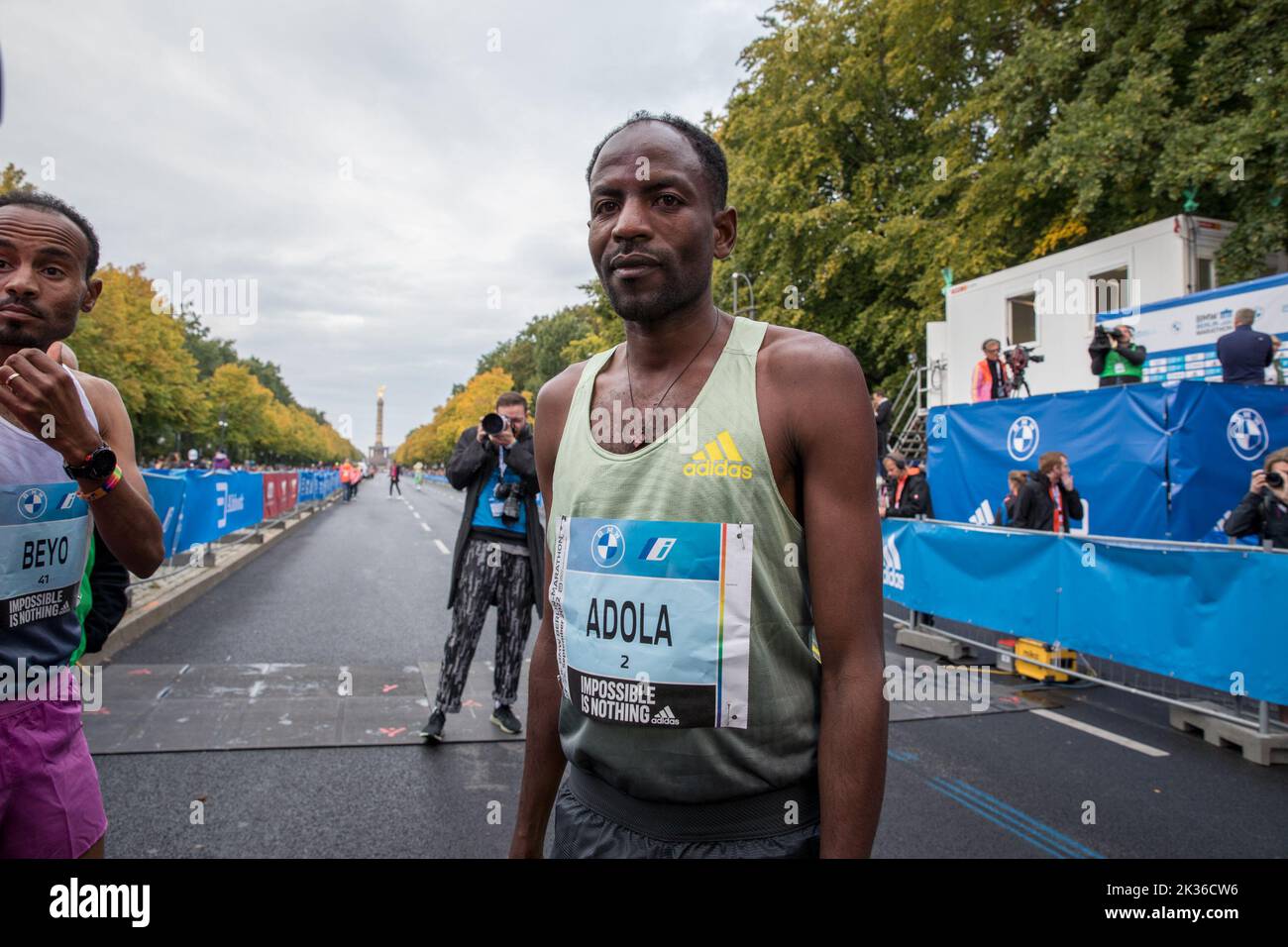 La gara si è tenuta per la prima volta nell'ottobre 1974 come la Maratona popolare di Berlino ed è ora l'evento di maratona più partecipativo della Germania. Più di 45.000 corridori di 157 nazioni diverse hanno partecipato alla maratona. Il corso della Maratona di Berlino del 48th era cambiato solo leggermente rispetto allo scorso anno. L'area di partenza e di arrivo era sulla Strasse des 17. Juni come al solito. Da lì, si dirigeva verso nord passando per Ernst-Reuter-Platz fino ad Alt-Moabit e poi verso est passando per otto-von-Bismarck-Allee, Reinhardstrasse, Torstrasse e Karl-Marx-Allee fino a Strausberger Platz. Il percorso proseguì poi verso sud lungo Lichtenberg Foto Stock