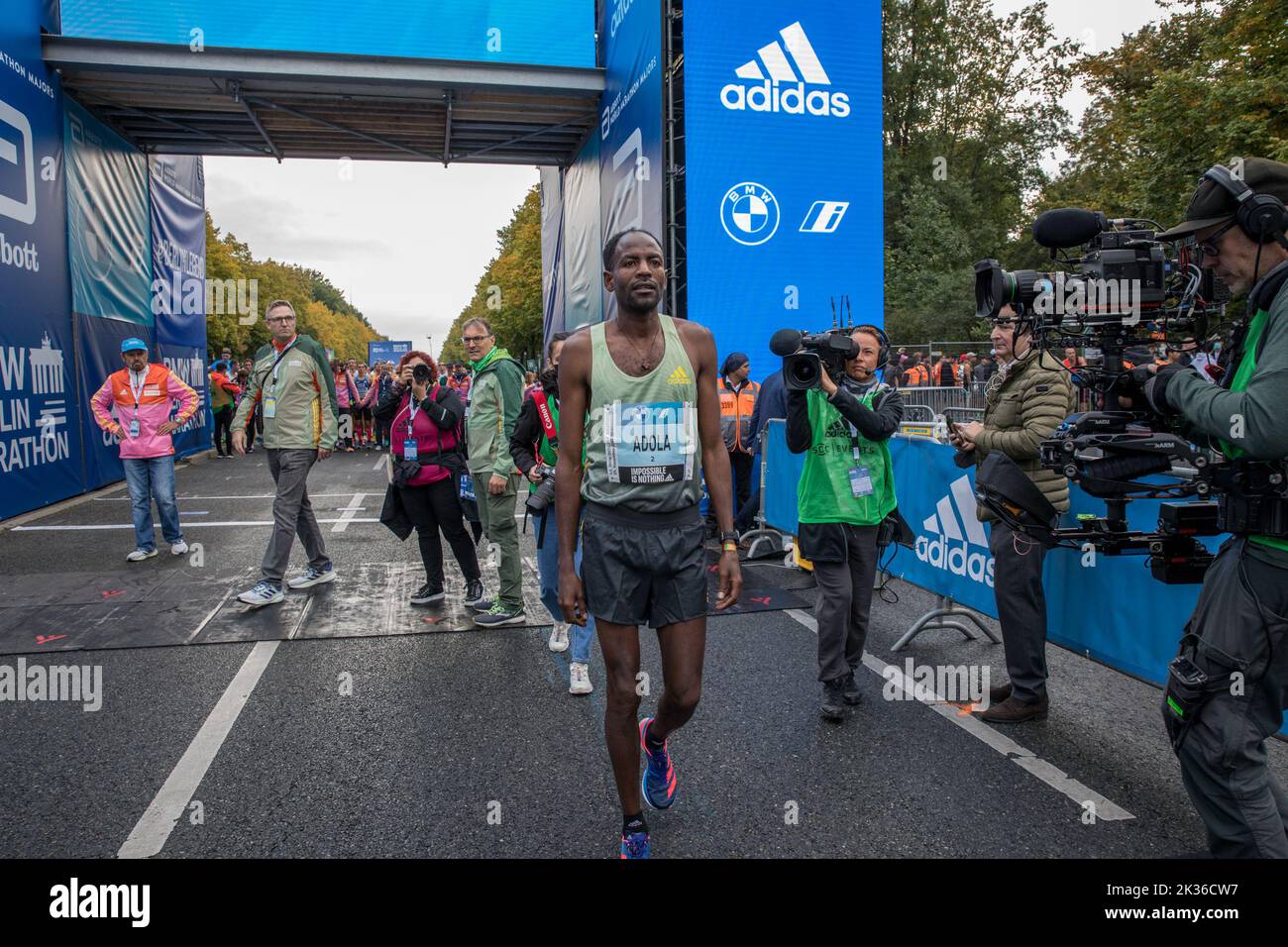 La gara si è tenuta per la prima volta nell'ottobre 1974 come la Maratona popolare di Berlino ed è ora l'evento di maratona più partecipativo della Germania. Più di 45.000 corridori di 157 nazioni diverse hanno partecipato alla maratona. Il corso della Maratona di Berlino del 48th era cambiato solo leggermente rispetto allo scorso anno. L'area di partenza e di arrivo era sulla Strasse des 17. Juni come al solito. Da lì, si dirigeva verso nord passando per Ernst-Reuter-Platz fino ad Alt-Moabit e poi verso est passando per otto-von-Bismarck-Allee, Reinhardstrasse, Torstrasse e Karl-Marx-Allee fino a Strausberger Platz. Il percorso proseguì poi verso sud lungo Lichtenberg Foto Stock