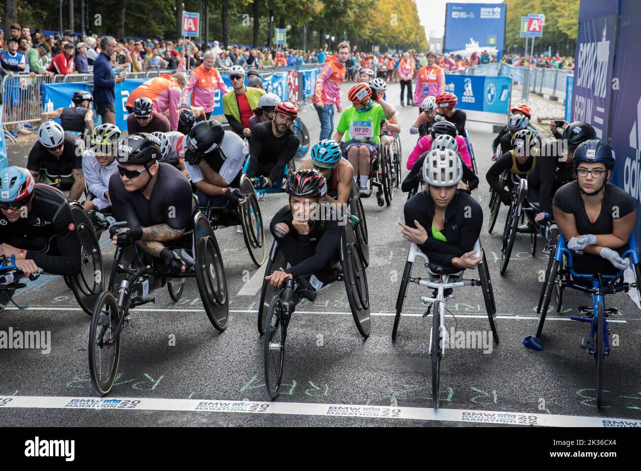 La gara si è tenuta per la prima volta nell'ottobre 1974 come la Maratona popolare di Berlino ed è ora l'evento di maratona più partecipativo della Germania. Più di 45.000 corridori di 157 nazioni diverse hanno partecipato alla maratona. Il corso della Maratona di Berlino del 48th era cambiato solo leggermente rispetto allo scorso anno. L'area di partenza e di arrivo era sulla Strasse des 17. Juni come al solito. Da lì, si dirigeva verso nord passando per Ernst-Reuter-Platz fino ad Alt-Moabit e poi verso est passando per otto-von-Bismarck-Allee, Reinhardstrasse, Torstrasse e Karl-Marx-Allee fino a Strausberger Platz. Il percorso proseguì poi verso sud lungo Lichtenberg Foto Stock