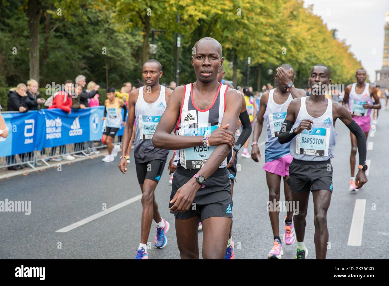 La gara si è tenuta per la prima volta nell'ottobre 1974 come la Maratona popolare di Berlino ed è ora l'evento di maratona più partecipativo della Germania. Più di 45.000 corridori di 157 nazioni diverse hanno partecipato alla maratona. Il corso della Maratona di Berlino del 48th era cambiato solo leggermente rispetto allo scorso anno. L'area di partenza e di arrivo era sulla Strasse des 17. Juni come al solito. Da lì, si dirigeva verso nord passando per Ernst-Reuter-Platz fino ad Alt-Moabit e poi verso est passando per otto-von-Bismarck-Allee, Reinhardstrasse, Torstrasse e Karl-Marx-Allee fino a Strausberger Platz. Il percorso proseguì poi verso sud lungo Lichtenberg Foto Stock