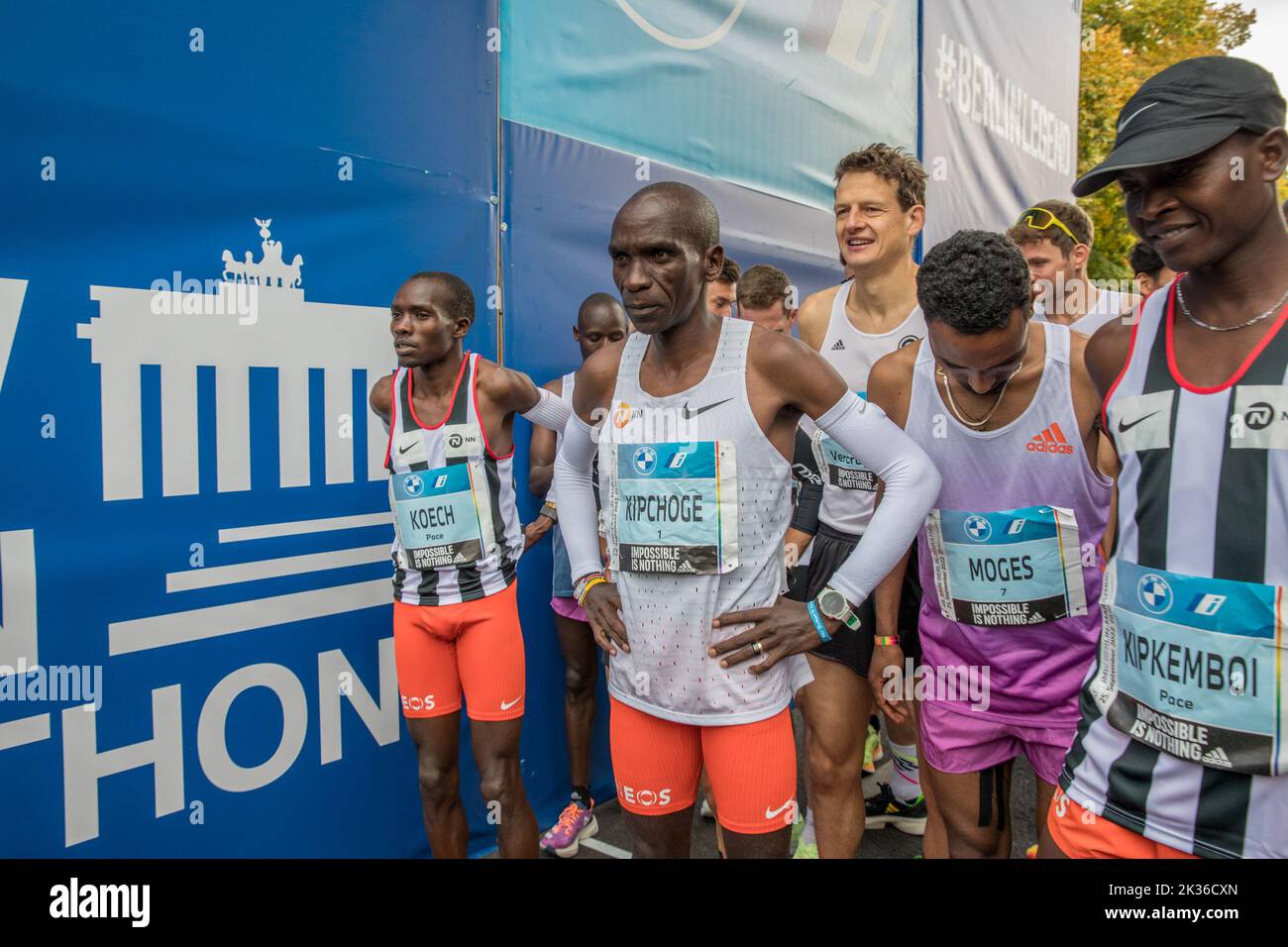 La gara si è tenuta per la prima volta nell'ottobre 1974 come la Maratona popolare di Berlino ed è ora l'evento di maratona più partecipativo della Germania. Più di 45.000 corridori di 157 nazioni diverse hanno partecipato alla maratona. Il corso della Maratona di Berlino del 48th era cambiato solo leggermente rispetto allo scorso anno. L'area di partenza e di arrivo era sulla Strasse des 17. Juni come al solito. Da lì, si dirigeva verso nord passando per Ernst-Reuter-Platz fino ad Alt-Moabit e poi verso est passando per otto-von-Bismarck-Allee, Reinhardstrasse, Torstrasse e Karl-Marx-Allee fino a Strausberger Platz. Il percorso proseguì poi verso sud lungo Lichtenberg Foto Stock