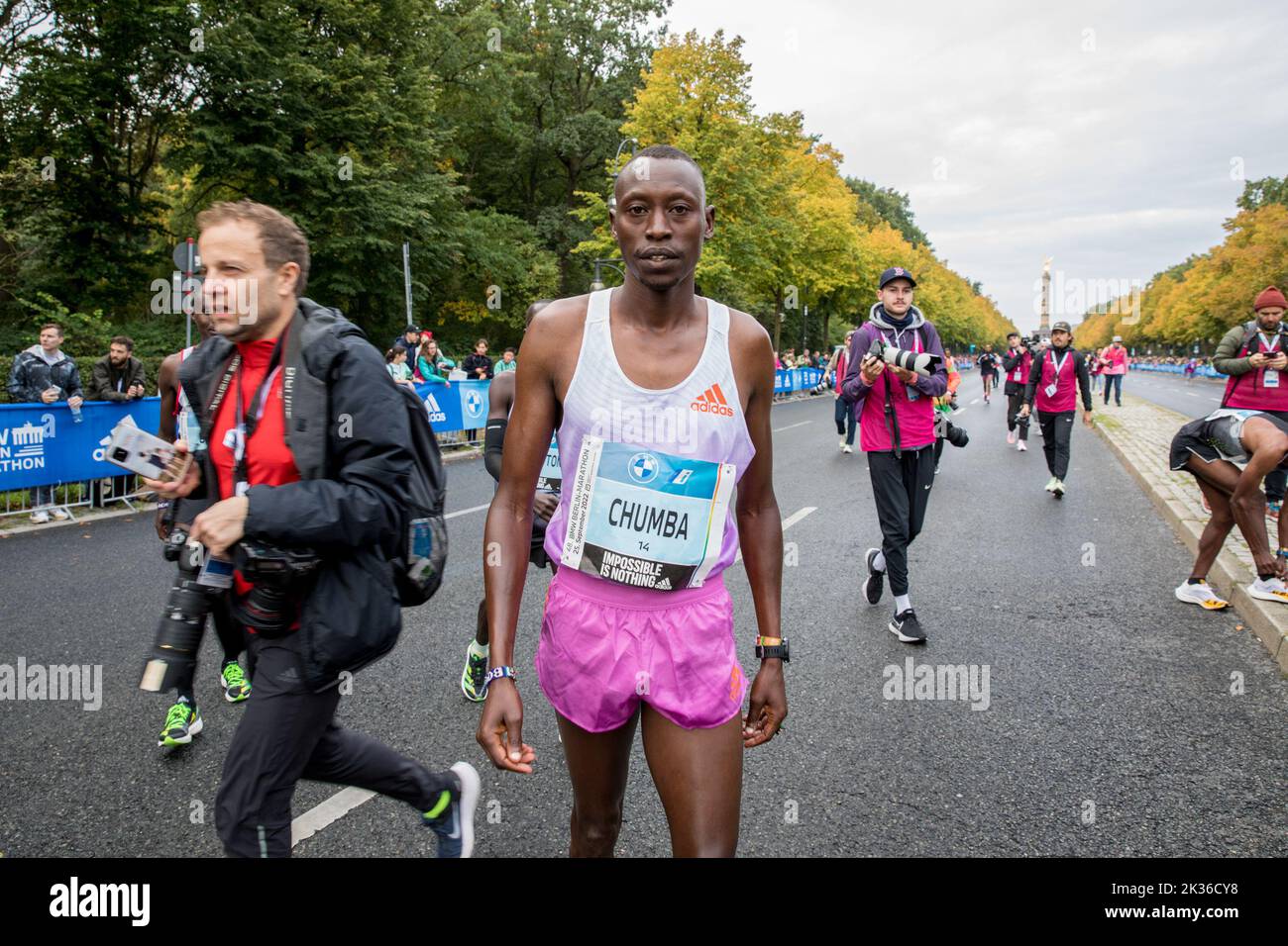 La gara si è tenuta per la prima volta nell'ottobre 1974 come la Maratona popolare di Berlino ed è ora l'evento di maratona più partecipativo della Germania. Più di 45.000 corridori di 157 nazioni diverse hanno partecipato alla maratona. Il corso della Maratona di Berlino del 48th era cambiato solo leggermente rispetto allo scorso anno. L'area di partenza e di arrivo era sulla Strasse des 17. Juni come al solito. Da lì, si dirigeva verso nord passando per Ernst-Reuter-Platz fino ad Alt-Moabit e poi verso est passando per otto-von-Bismarck-Allee, Reinhardstrasse, Torstrasse e Karl-Marx-Allee fino a Strausberger Platz. Il percorso proseguì poi verso sud lungo Lichtenberg Foto Stock