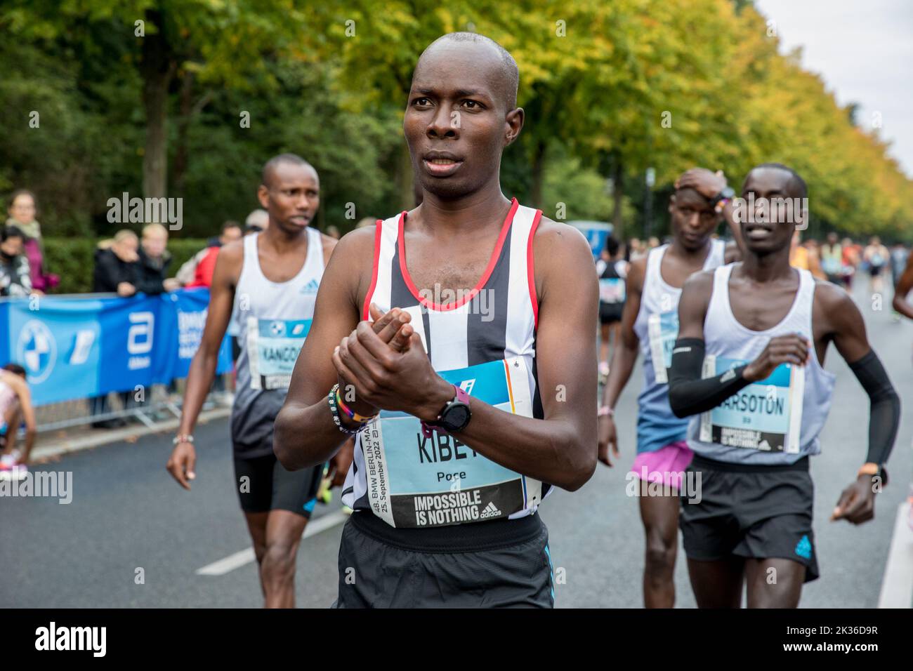 Berlino, Germania. 25th Set, 2022. La gara si è tenuta per la prima volta nell'ottobre 1974 come la Maratona popolare di Berlino ed è ora l'evento di maratona più partecipativo della Germania. Più di 45.000 corridori di 157 nazioni diverse hanno partecipato alla maratona. Il corso della Maratona di Berlino del 48th era cambiato solo leggermente rispetto allo scorso anno. L'area di partenza e di arrivo era sulla Strasse des 17. Juni come al solito. Da lì, si dirigeva verso nord passando per Ernst-Reuter-Platz fino ad Alt-Moabit e poi verso est passando per otto-von-Bismarck-Allee, Reinhardstrasse, Torstrasse e Karl-Marx-Allee fino a Strausberger Platz. Il percorso t Foto Stock