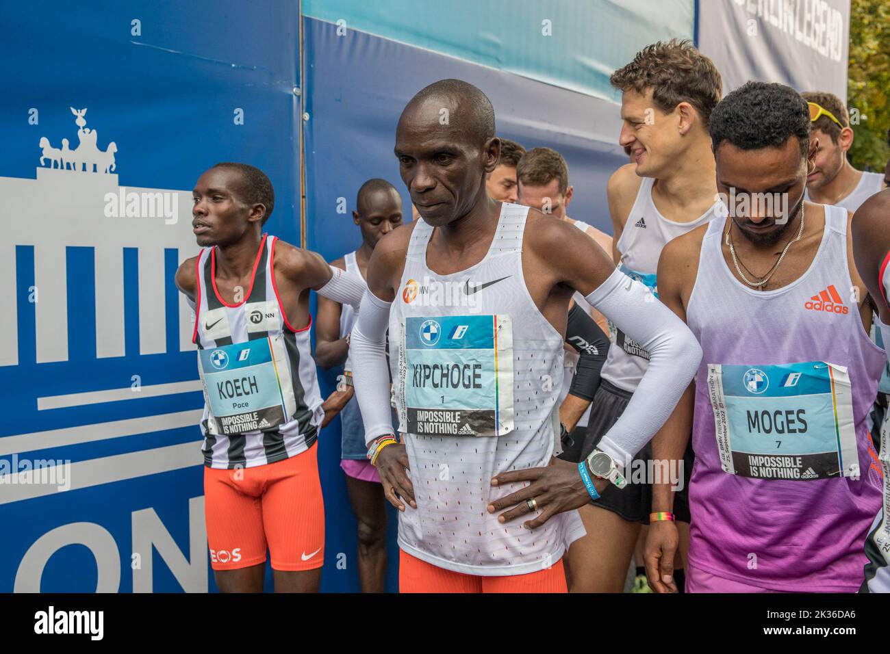 Berlino, Germania. 25th Set, 2022. La gara si è tenuta per la prima volta nell'ottobre 1974 come la Maratona popolare di Berlino ed è ora l'evento di maratona più partecipativo della Germania. Più di 45.000 corridori di 157 nazioni diverse hanno partecipato alla maratona. Il corso della Maratona di Berlino del 48th era cambiato solo leggermente rispetto allo scorso anno. L'area di partenza e di arrivo era sulla Strasse des 17. Juni come al solito. Da lì, si dirigeva verso nord passando per Ernst-Reuter-Platz fino ad Alt-Moabit e poi verso est passando per otto-von-Bismarck-Allee, Reinhardstrasse, Torstrasse e Karl-Marx-Allee fino a Strausberger Platz. Il percorso t Foto Stock