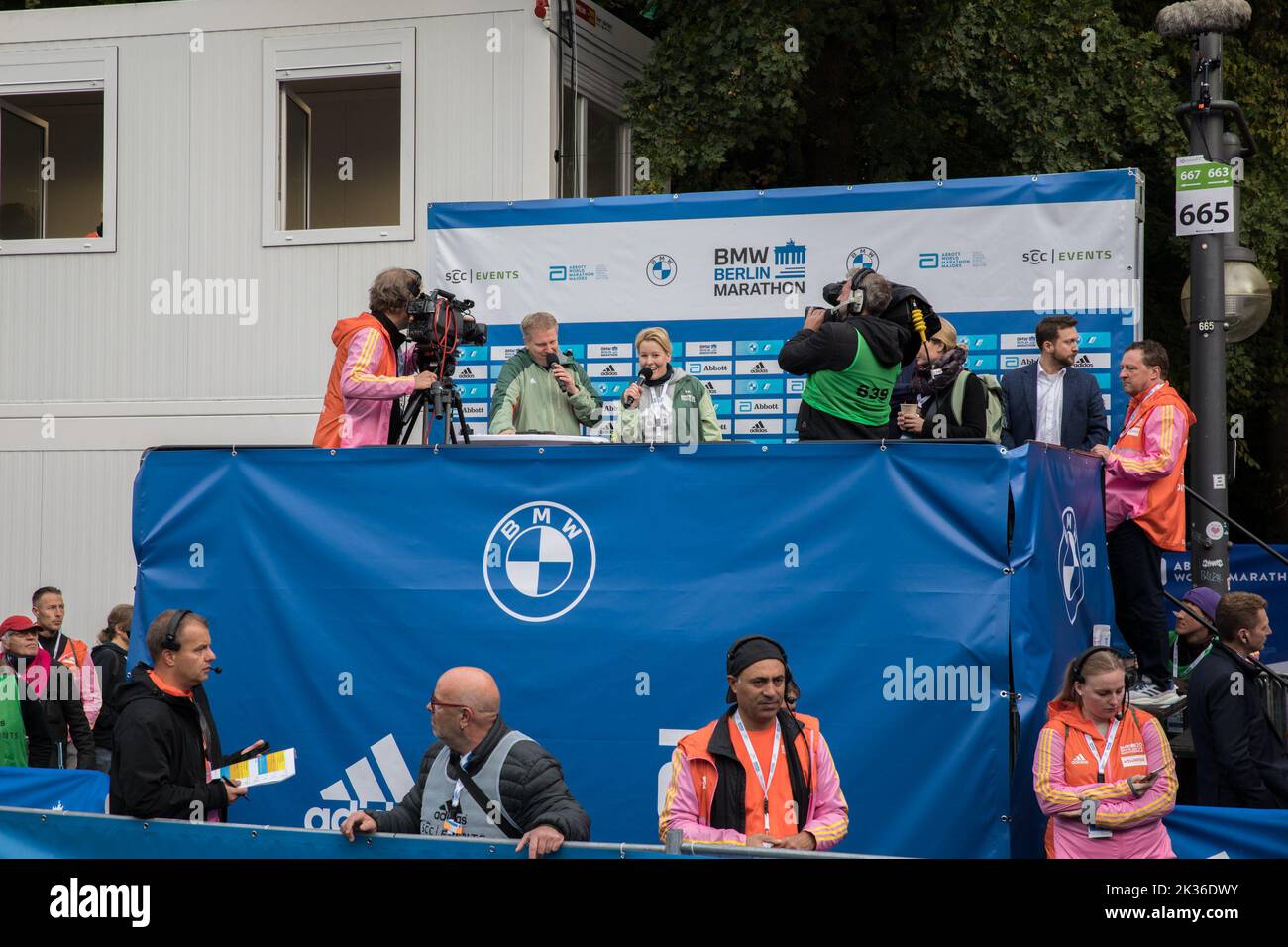 Berlino, Germania. 25th Set, 2022. La gara si è tenuta per la prima volta nell'ottobre 1974 come la Maratona popolare di Berlino ed è ora l'evento di maratona più partecipativo della Germania. Più di 45.000 corridori di 157 nazioni diverse hanno partecipato alla maratona. Il corso della Maratona di Berlino del 48th era cambiato solo leggermente rispetto allo scorso anno. L'area di partenza e di arrivo era sulla Strasse des 17. Juni come al solito. Da lì, si dirigeva verso nord passando per Ernst-Reuter-Platz fino ad Alt-Moabit e poi verso est passando per otto-von-Bismarck-Allee, Reinhardstrasse, Torstrasse e Karl-Marx-Allee fino a Strausberger Platz. Il percorso t Foto Stock