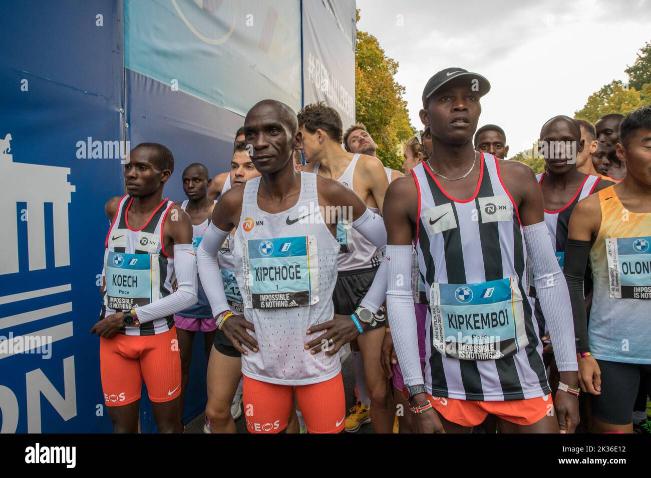 Berlino, Germania. 25th Set, 2022. La gara si è tenuta per la prima volta nell'ottobre 1974 come la Maratona popolare di Berlino ed è ora l'evento di maratona più partecipativo della Germania. Più di 45.000 corridori di 157 nazioni diverse hanno partecipato alla maratona. Il corso della Maratona di Berlino del 48th era cambiato solo leggermente rispetto allo scorso anno. L'area di partenza e di arrivo era sulla Strasse des 17. Juni come al solito. Da lì, si dirigeva verso nord passando per Ernst-Reuter-Platz fino ad Alt-Moabit e poi verso est passando per otto-von-Bismarck-Allee, Reinhardstrasse, Torstrasse e Karl-Marx-Allee fino a Strausberger Platz. Il percorso t Foto Stock