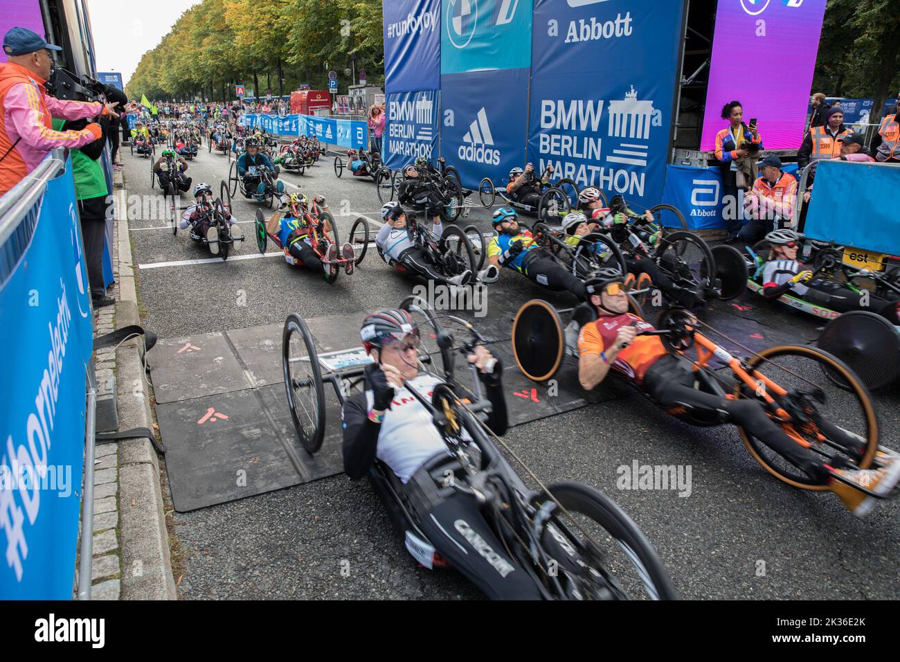 Berlino, Germania. 25th Set, 2022. La gara si è tenuta per la prima volta nell'ottobre 1974 come la Maratona popolare di Berlino ed è ora l'evento di maratona più partecipativo della Germania. Più di 45.000 corridori di 157 nazioni diverse hanno partecipato alla maratona. Il corso della Maratona di Berlino del 48th era cambiato solo leggermente rispetto allo scorso anno. L'area di partenza e di arrivo era sulla Strasse des 17. Juni come al solito. Da lì, si dirigeva verso nord passando per Ernst-Reuter-Platz fino ad Alt-Moabit e poi verso est passando per otto-von-Bismarck-Allee, Reinhardstrasse, Torstrasse e Karl-Marx-Allee fino a Strausberger Platz. Il percorso t Foto Stock