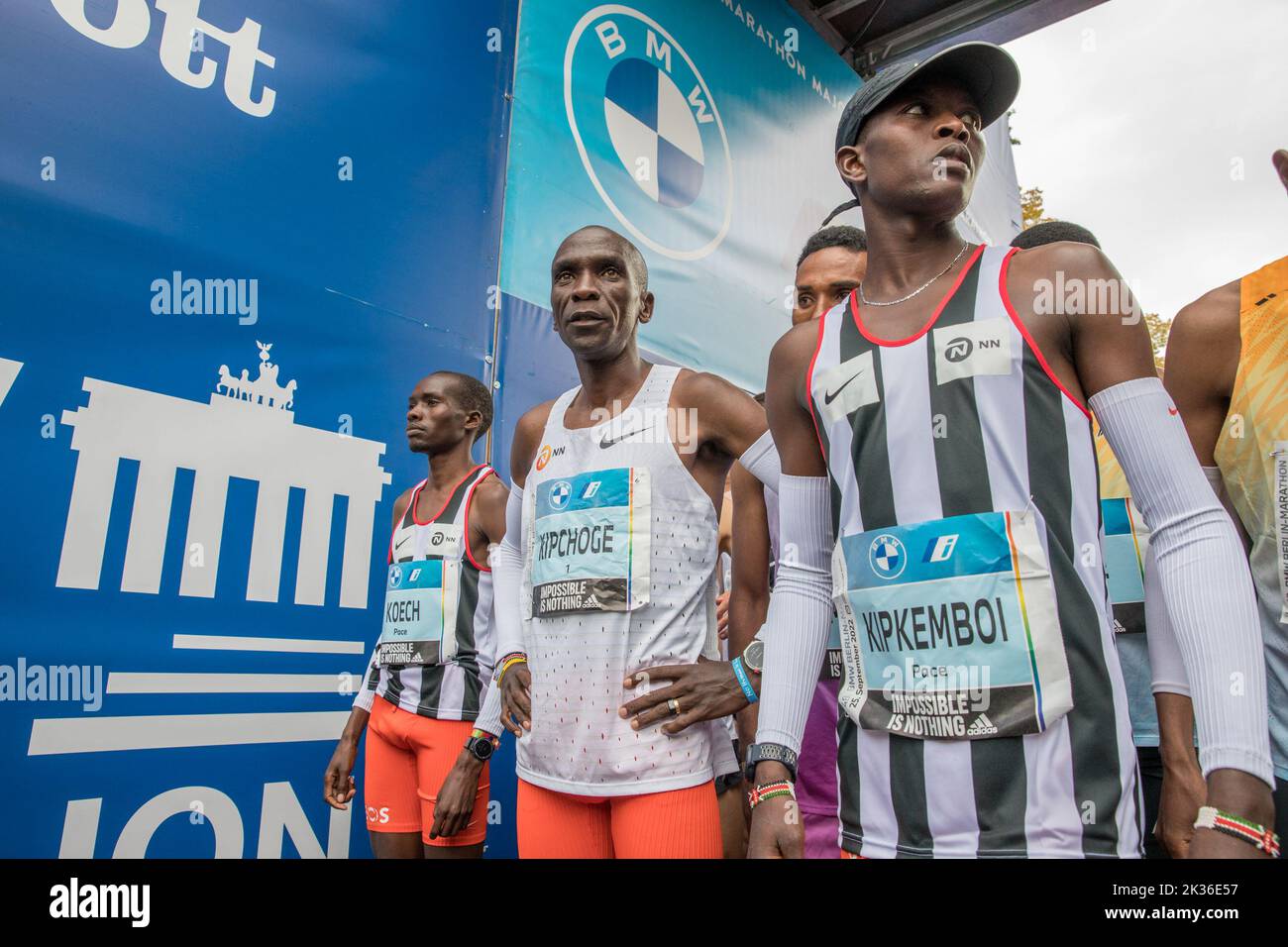 Berlino, Germania. 25th Set, 2022. La gara si è tenuta per la prima volta nell'ottobre 1974 come la Maratona popolare di Berlino ed è ora l'evento di maratona più partecipativo della Germania. Più di 45.000 corridori di 157 nazioni diverse hanno partecipato alla maratona. Il corso della Maratona di Berlino del 48th era cambiato solo leggermente rispetto allo scorso anno. L'area di partenza e di arrivo era sulla Strasse des 17. Juni come al solito. Da lì, si dirigeva verso nord passando per Ernst-Reuter-Platz fino ad Alt-Moabit e poi verso est passando per otto-von-Bismarck-Allee, Reinhardstrasse, Torstrasse e Karl-Marx-Allee fino a Strausberger Platz. Il percorso t Foto Stock