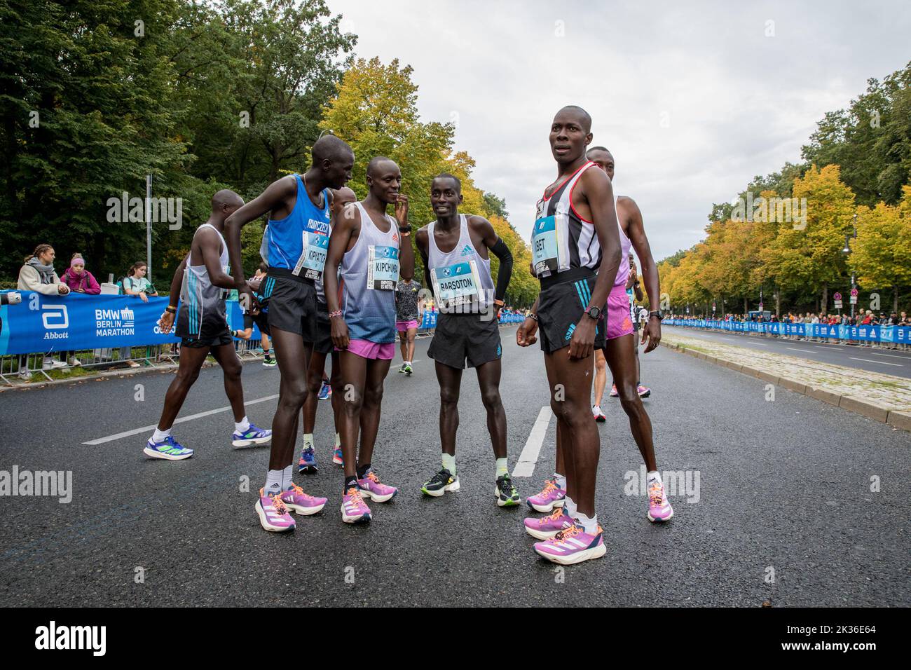 Berlino, Germania. 25th Set, 2022. La gara si è tenuta per la prima volta nell'ottobre 1974 come la Maratona popolare di Berlino ed è ora l'evento di maratona più partecipativo della Germania. Più di 45.000 corridori di 157 nazioni diverse hanno partecipato alla maratona. Il corso della Maratona di Berlino del 48th era cambiato solo leggermente rispetto allo scorso anno. L'area di partenza e di arrivo era sulla Strasse des 17. Juni come al solito. Da lì, si dirigeva verso nord passando per Ernst-Reuter-Platz fino ad Alt-Moabit e poi verso est passando per otto-von-Bismarck-Allee, Reinhardstrasse, Torstrasse e Karl-Marx-Allee fino a Strausberger Platz. Il percorso t Foto Stock
