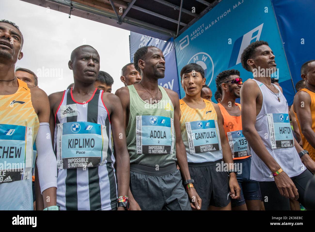 Berlino, Germania. 25th Set, 2022. La gara si è tenuta per la prima volta nell'ottobre 1974 come la Maratona popolare di Berlino ed è ora l'evento di maratona più partecipativo della Germania. Più di 45.000 corridori di 157 nazioni diverse hanno partecipato alla maratona. Il corso della Maratona di Berlino del 48th era cambiato solo leggermente rispetto allo scorso anno. L'area di partenza e di arrivo era sulla Strasse des 17. Juni come al solito. Da lì, si dirigeva verso nord passando per Ernst-Reuter-Platz fino ad Alt-Moabit e poi verso est passando per otto-von-Bismarck-Allee, Reinhardstrasse, Torstrasse e Karl-Marx-Allee fino a Strausberger Platz. Il percorso t Foto Stock