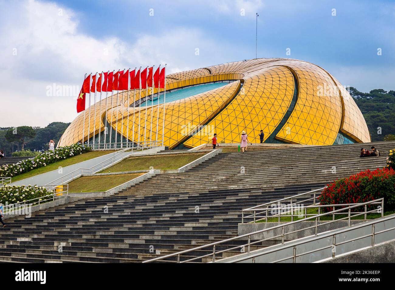 Grande edificio giallo rotondo in Piazza Lam Vien, dove si trova il Cinema Theatre a da lat. Foto Stock