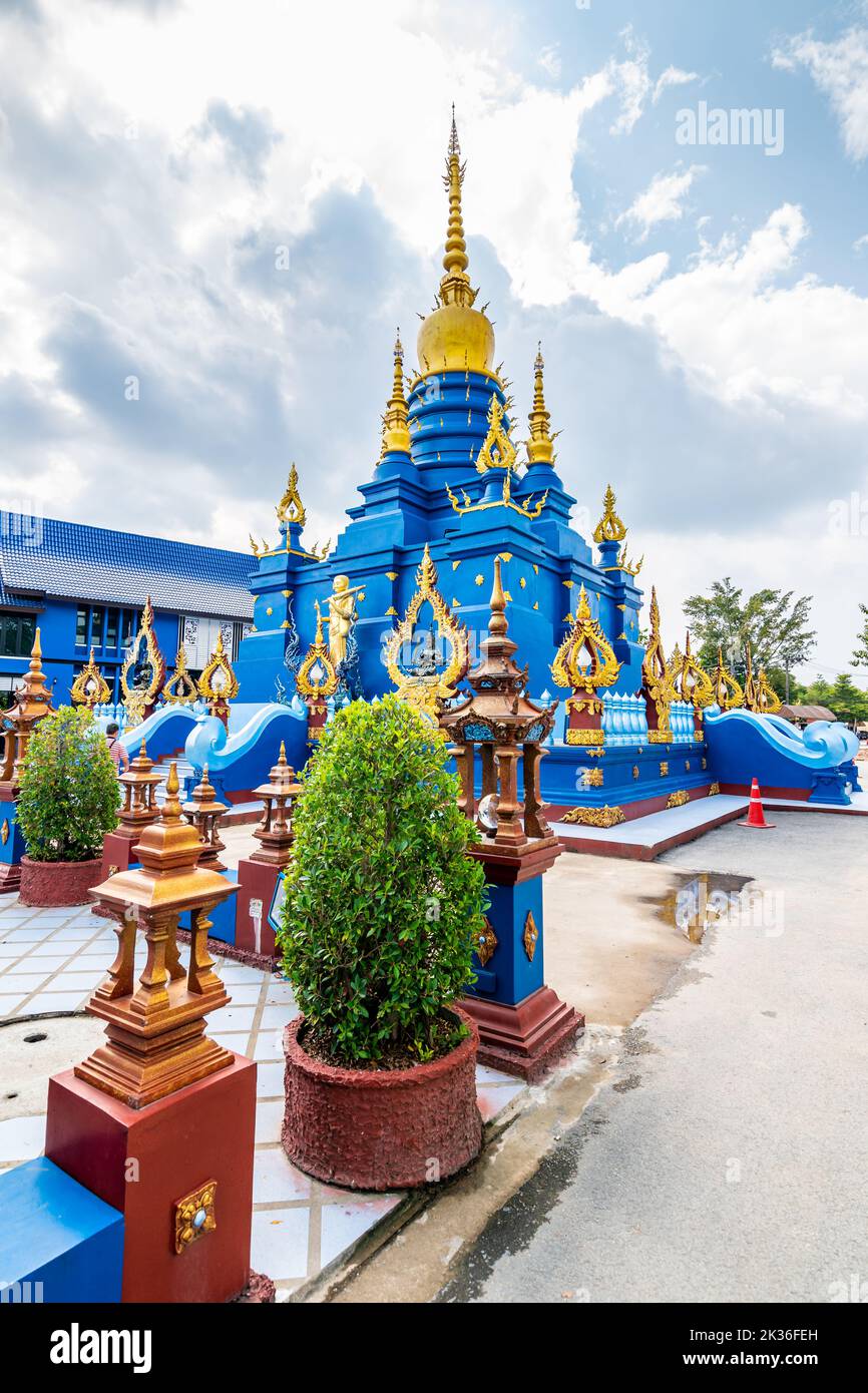 Bella pagoda blu al Tempio di Wat Rong Suea Ten, conosciuto anche come il Tempio Blu. Wat Rong Suea Ten o il Tempio della Tigre si trova vicino a Chiang Rai cit Foto Stock