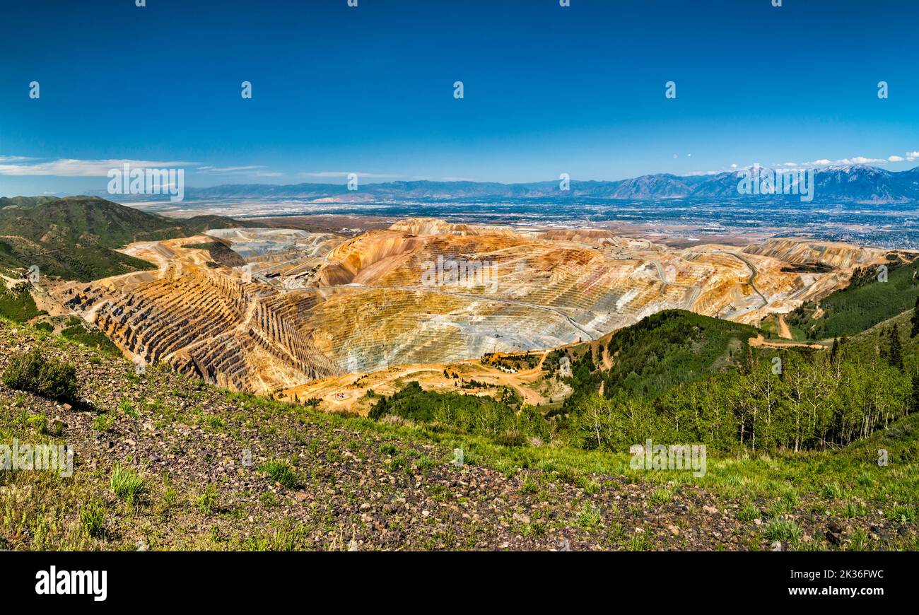 Attività minerarie all'aperto presso la miniera di rame Kennecott, nota anche come Bingham Canyon Mine, Wasatch Range in dist, West Mountain Overlook, Oquirrh Mtns, vicino a Tooele, Utah, STATI UNITI Foto Stock