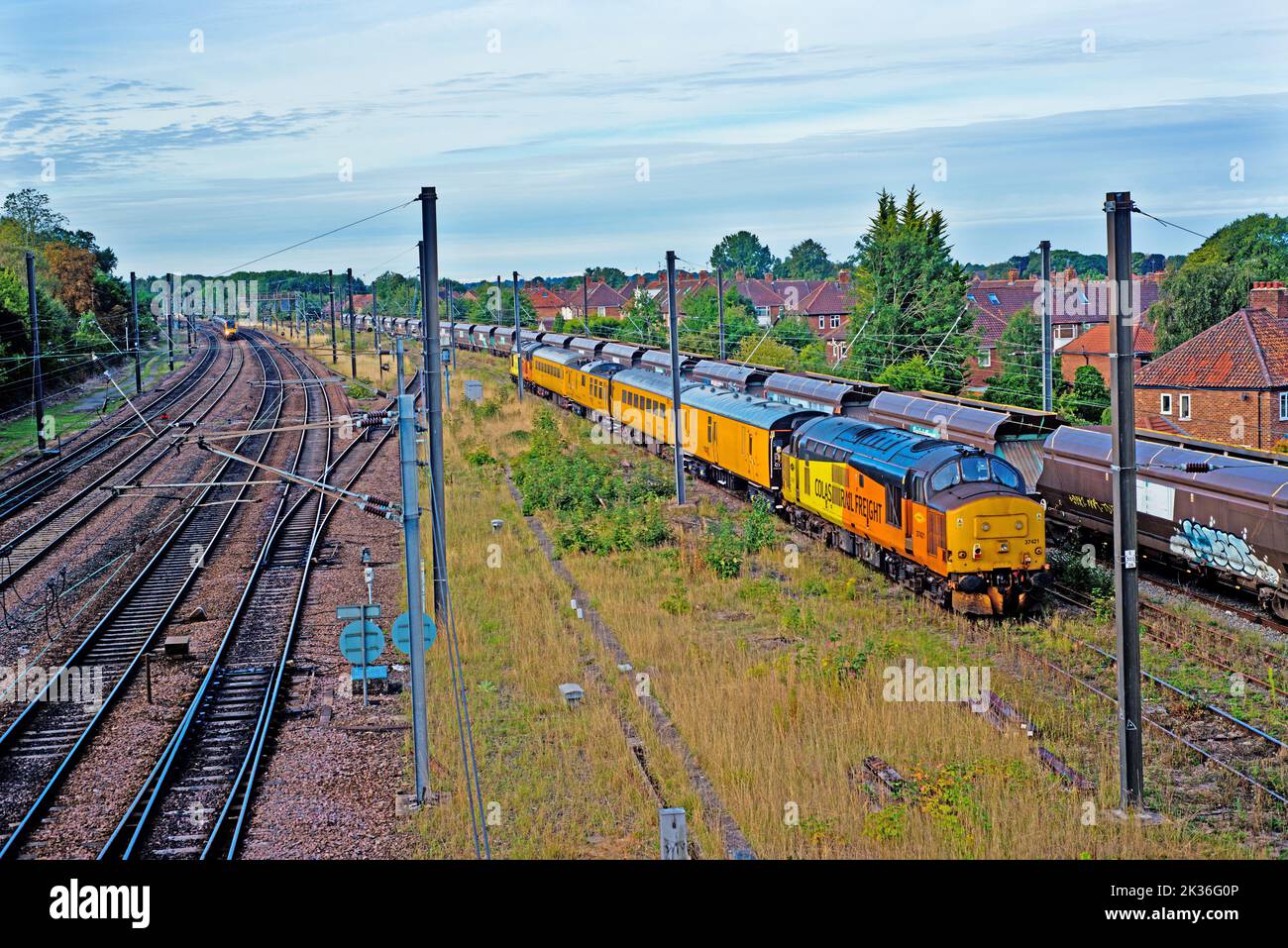 Stazione ferroviaria Colas classe 37s su rete treno di prova ferroviario stazionario a Holgate Yard, York, Inghilterra Foto Stock