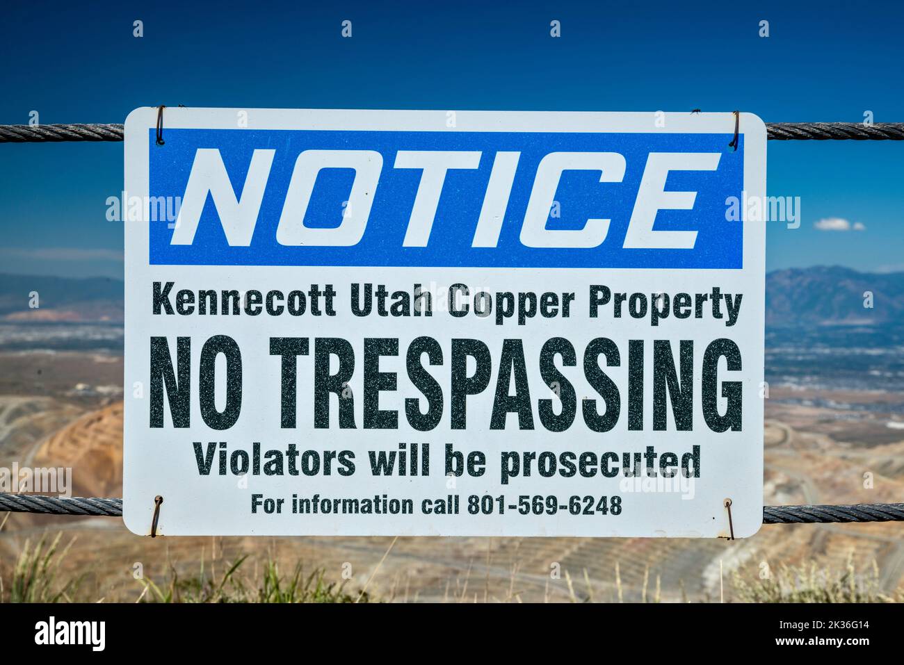 Cartello NO Trespassing, West Mountain Overlook, Kennecott Copper Mine, Oquirrh Mountains, vicino a Tooele, Utah, Stati Uniti Foto Stock