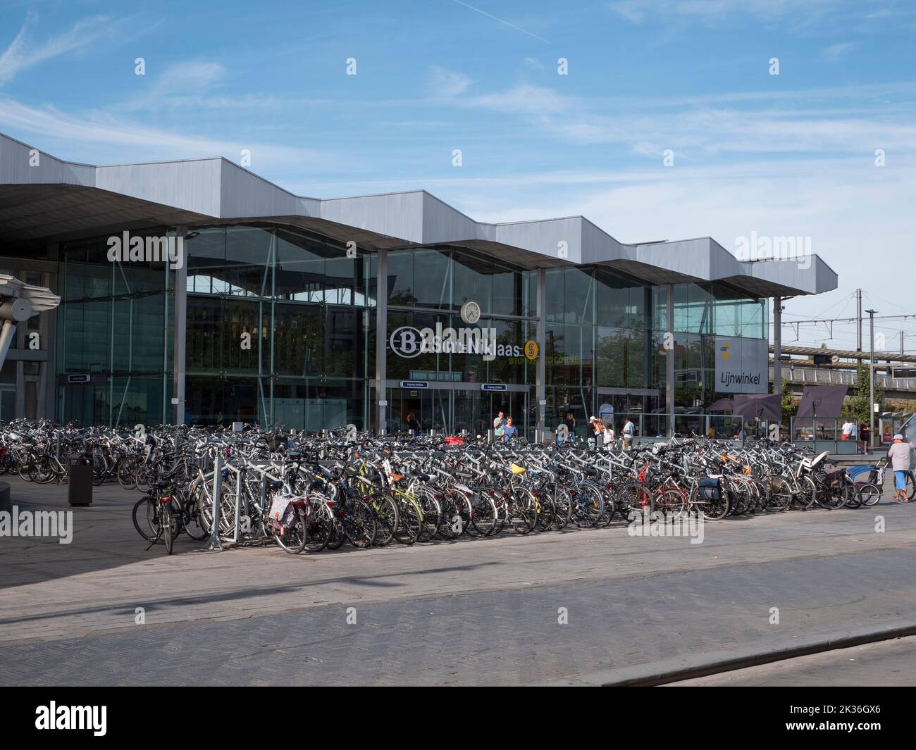 Sint Niklaas, Belgio, 04 settembre 2022, centinaia di biciclette di fronte alla stazione ferroviaria della città di Sint Niklaas Foto Stock