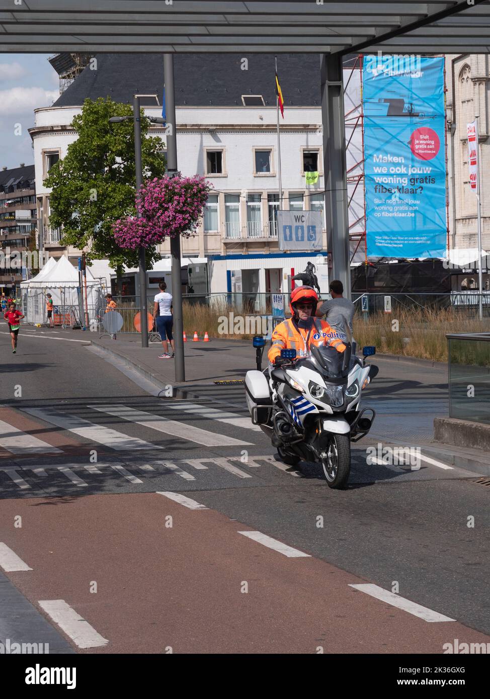 Sint Niklaas, Belgio, 04 settembre 2022, ufficiale di polizia su una moto della polizia locale Sint Niklaas ha chiarito la strada per una corsa Foto Stock