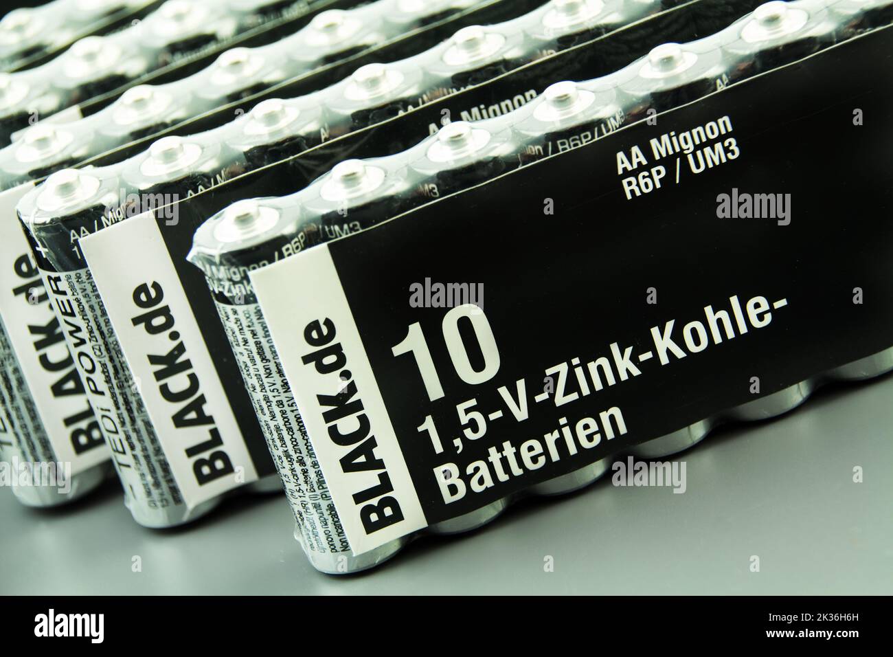 Amburgo, Germania - Settembre 25 2022: Primo piano batterie Mignon AA nere - primo piano batteria Mignon AA nere Foto Stock