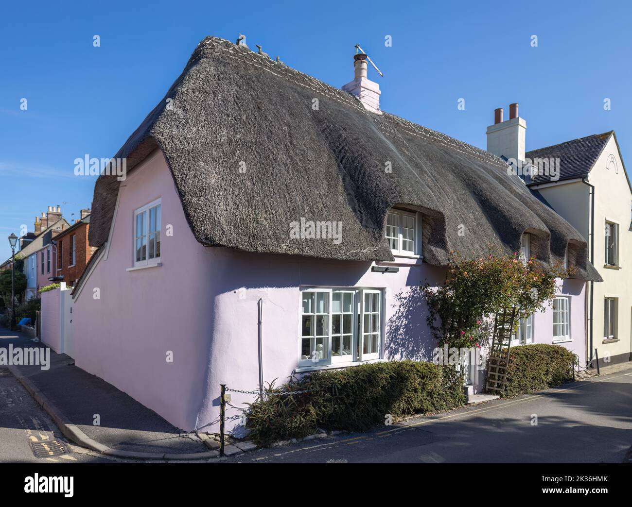 Wareham, Dorset, Regno Unito - 18 settembre : Cottage dal tetto di paglia rosa a Wareham, Dorset il 18 settembre 2022 Foto Stock